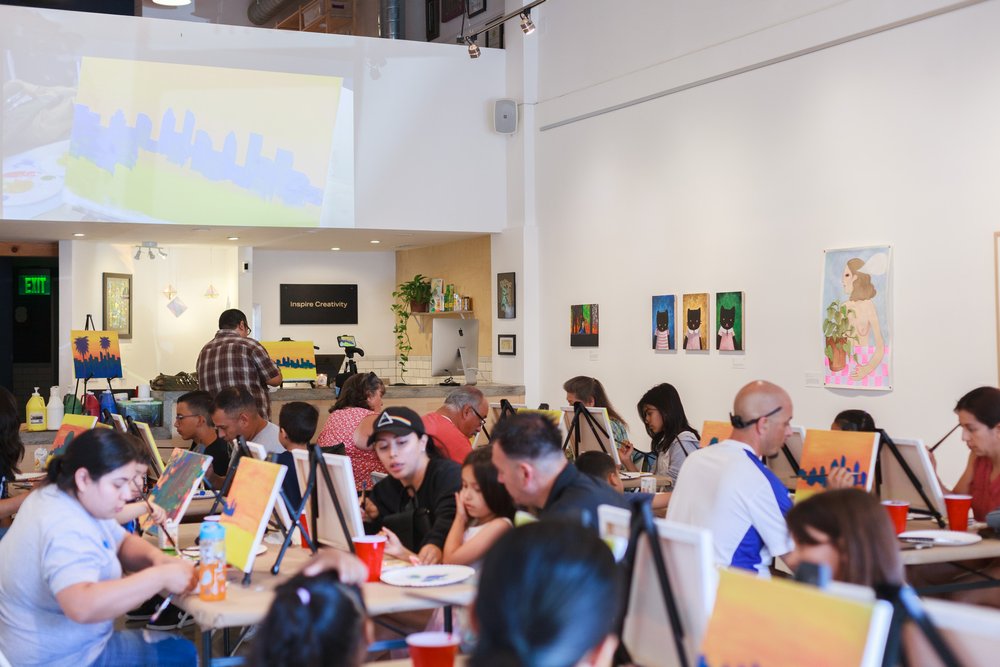  Family Paint Day with art instructor  Israel Lopez .  Photo by  Gabriel Enamorado .   June 18, 2022.  