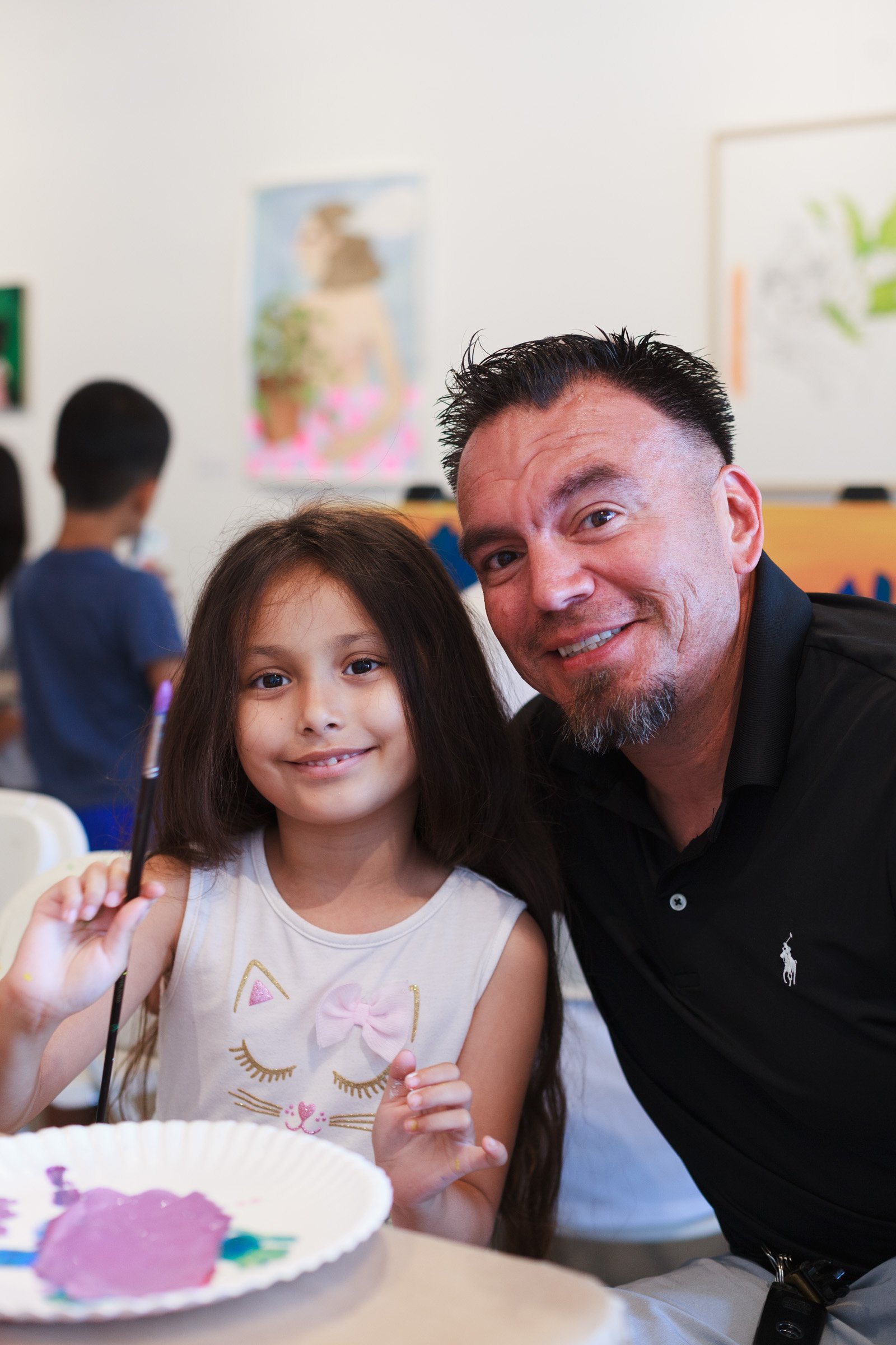  Family Paint Day with art instructor  Israel Lopez .  Photo by  Gabriel Enamorado .   June 18, 2022.  