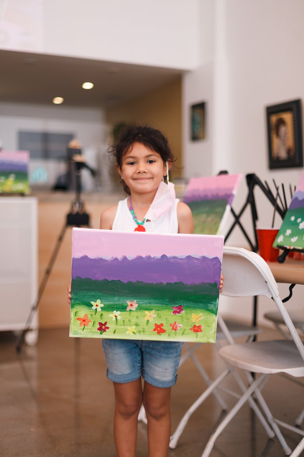  Family Paint Day with art instructor  Israel Lopez .  Photo by  Gabriel Enamorado .   April 16, 2022.  