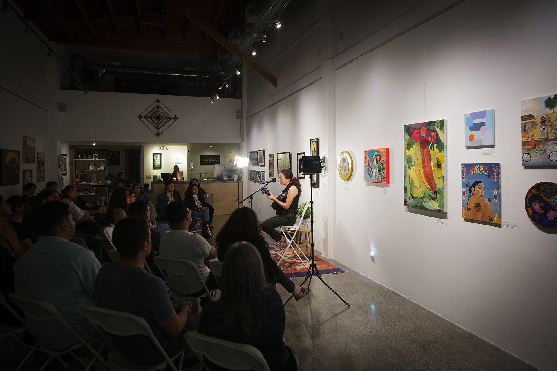  Live acoustic performance by Argentine-American singer-songwriter Paula Prieto.  Photo by  Gabriel Enamorado .   July 23, 2022 . 