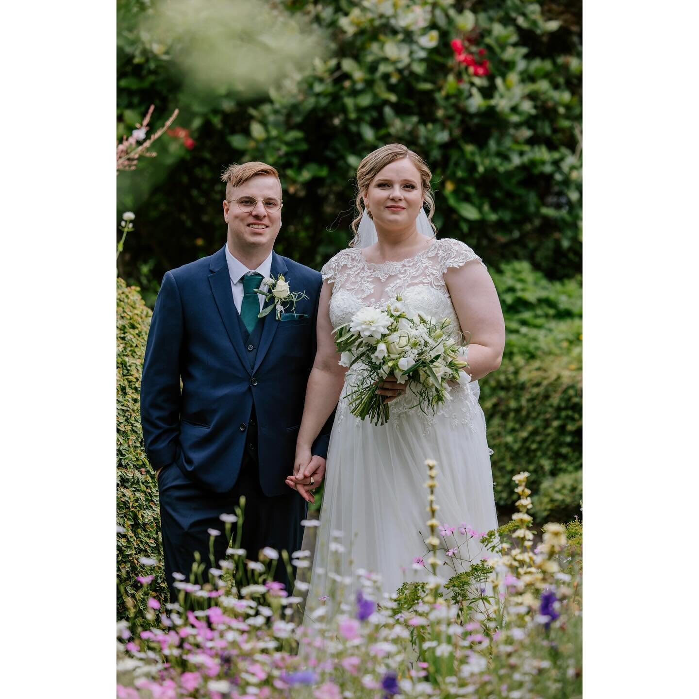 Congratulations Courtney and Thomas on your #firstweddinganniversary #05122022
💚
Such a wonderful day at @highwic&hellip;.. sunshine, loved ones, champagne from @quartzreefwines and a yummy cake!
💚
Here is a glimpse of some of my favourite outdoor 