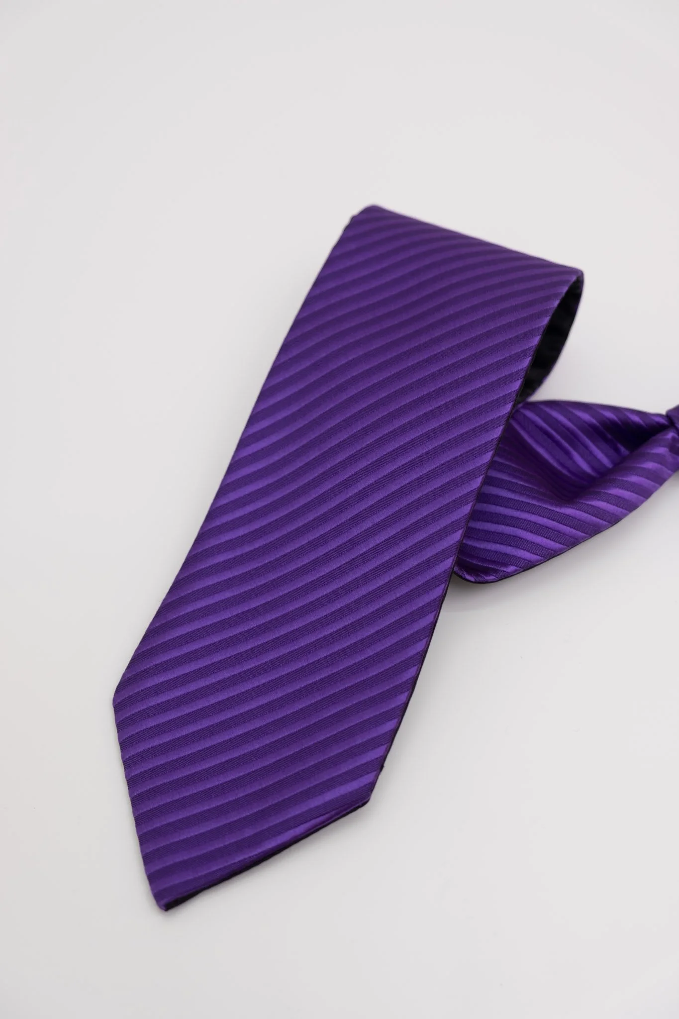 Corbata Violeta de Rayas