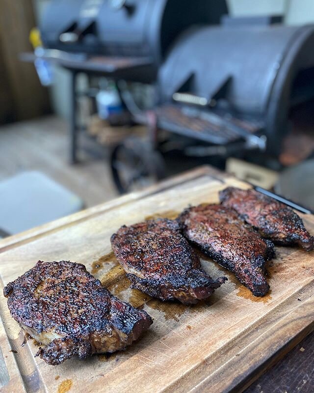 The KING of Steak: Ribeye. My personal favorite, it turned out amazing tonight as always. I love the taste of a nice seat and then perfectly cooked inside. .
.
.
.
.
#barbecue #bbq #foodie #bbqporn #DarkSideMeats #Meat #ShotoniPhone #carnivore #barbe