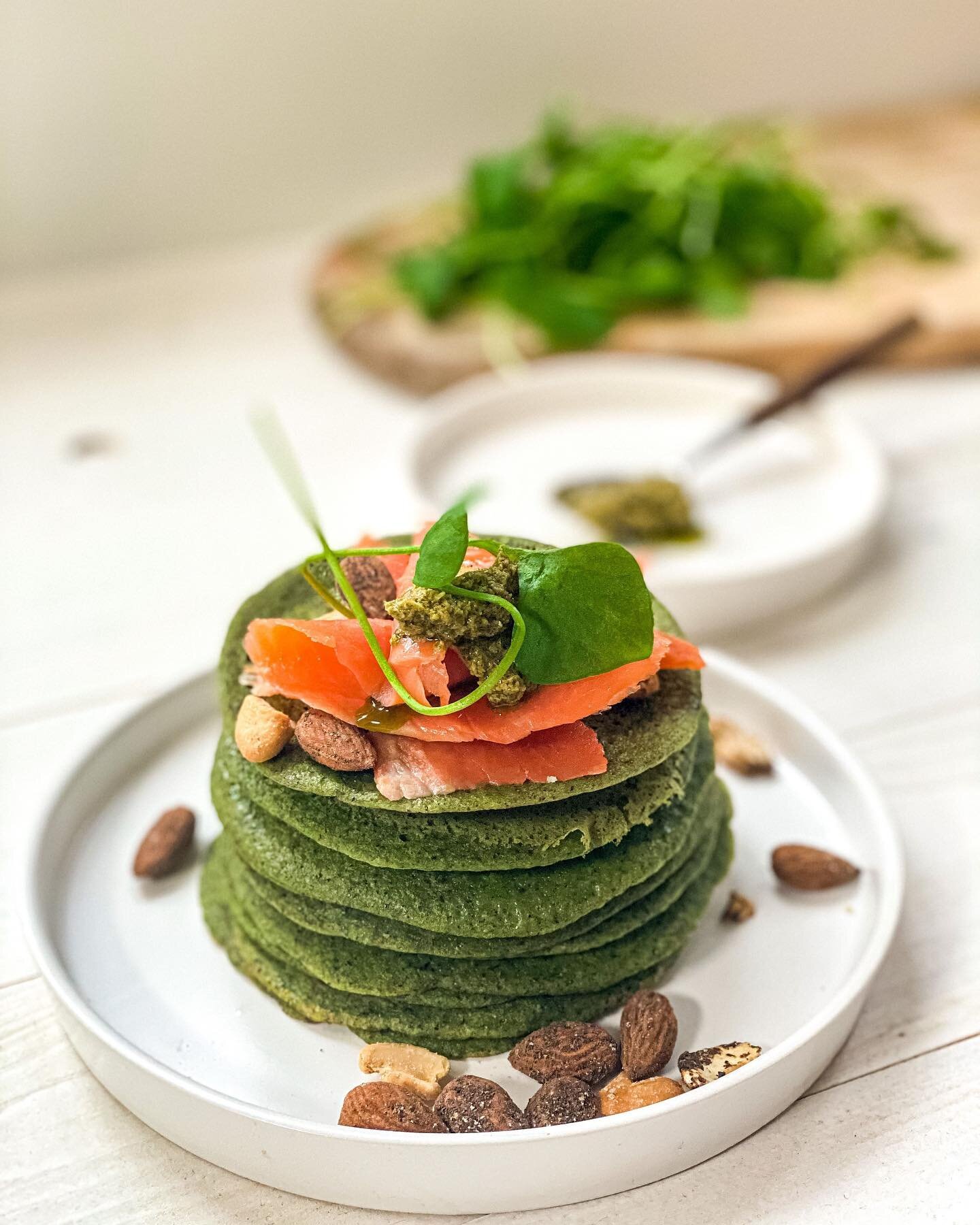 Zoete pannenkoeken zijn fantastisch.. Maar heb je al eens hartige pannenkoeken gemaakt met wat wilde gerookte zalm en pesto? Gosh 🤤🌱⠀
⠀
Alles wat je nodig hebt, zijn:⠀
&bull; 2 eieren⠀
&bull; 100g Boekweitmeel⠀
&bull; Handvol verse postelein ⠀
&bul