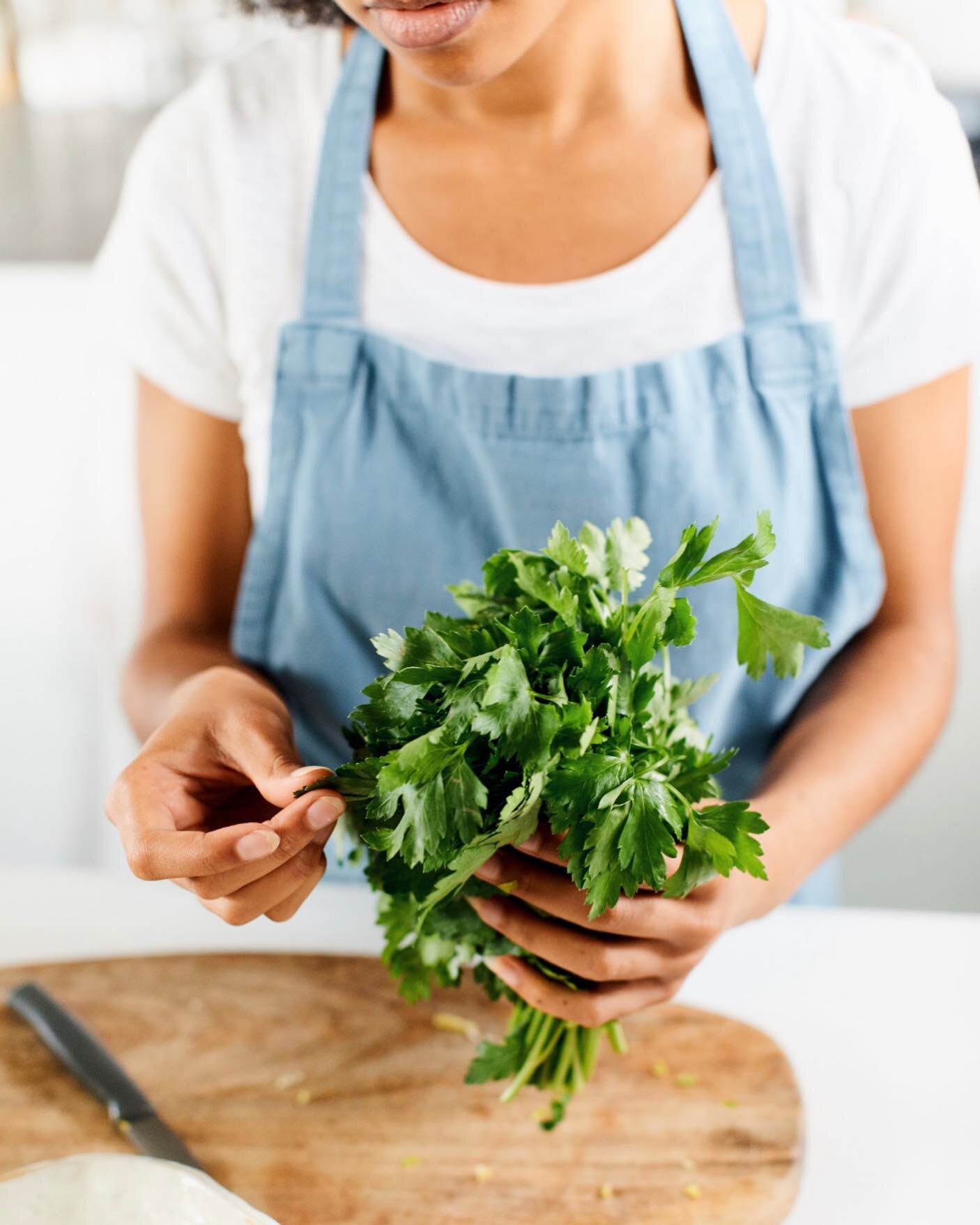 Kruiden! Gebruik jij ze voldoende in jouw gerechten? Met voldoende bedoelen wel elk gerecht we een beetje...tot veel😇⠀
⠀
Kruiden hebben meestal diepe kleuren. Dit wilt zeggen dat ze vol zitten met antioxidanten en als het ware ontstekingbestrijders 