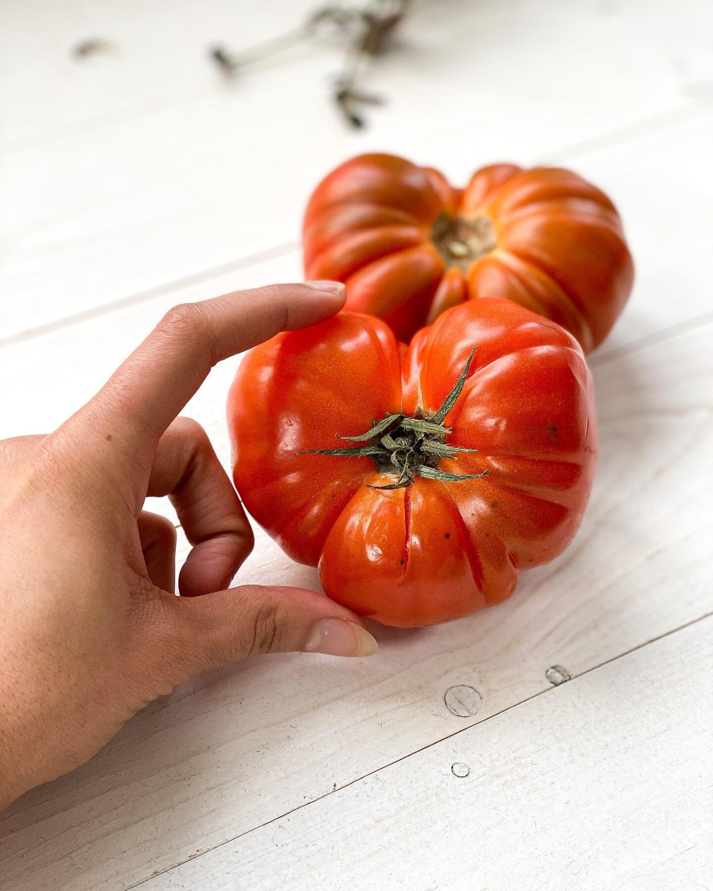 I LOVE YOU FROM MY HEAD TOMATOES! &hearts;️⠀
⠀
Hoe lief zijn deze hartvormige coeur de boeufkes?!⠀
⠀
Tomaten zijn geweldig, koud of warm te eten!⠀
Warm en in wat olie of boter klaargemaakt is wel een dubbele winst⠀
🍅Eerst en vooral &lsquo;YUM&rsquo;