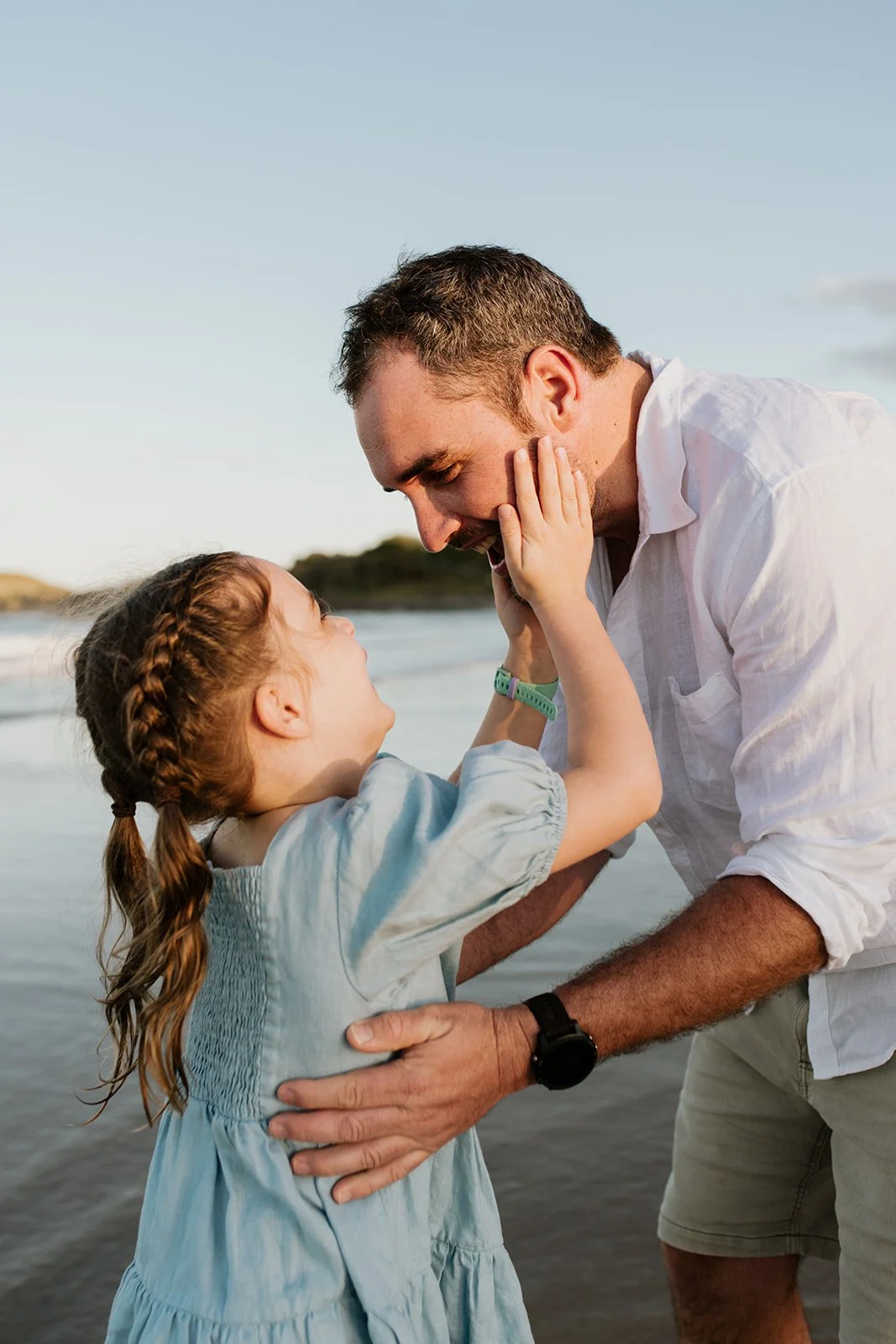 Gold Coast family photographer captures father and daughter being cute together at the beach
