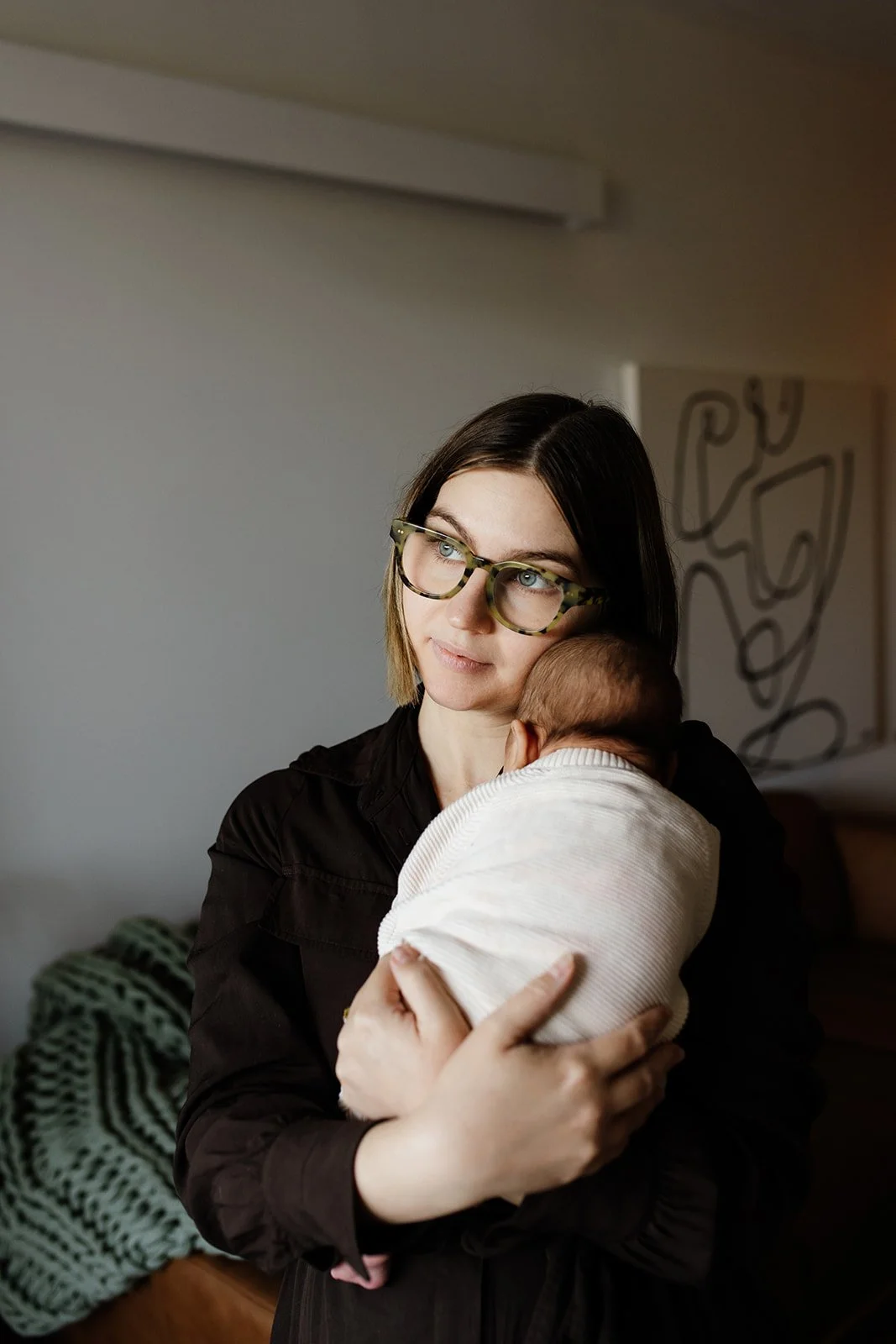 Tweed Coast newborn photo shoot captures mother and baby at home.