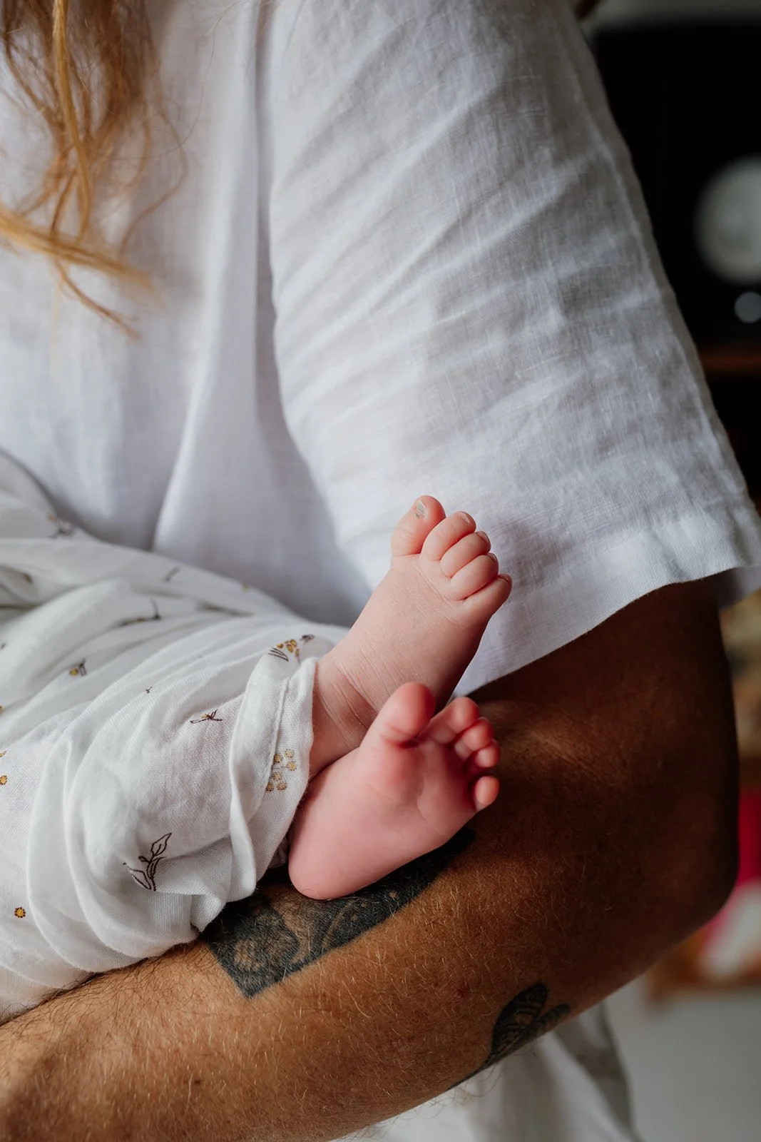 Gold Coast newborn photo shoot shows tiny toes of new baby. 