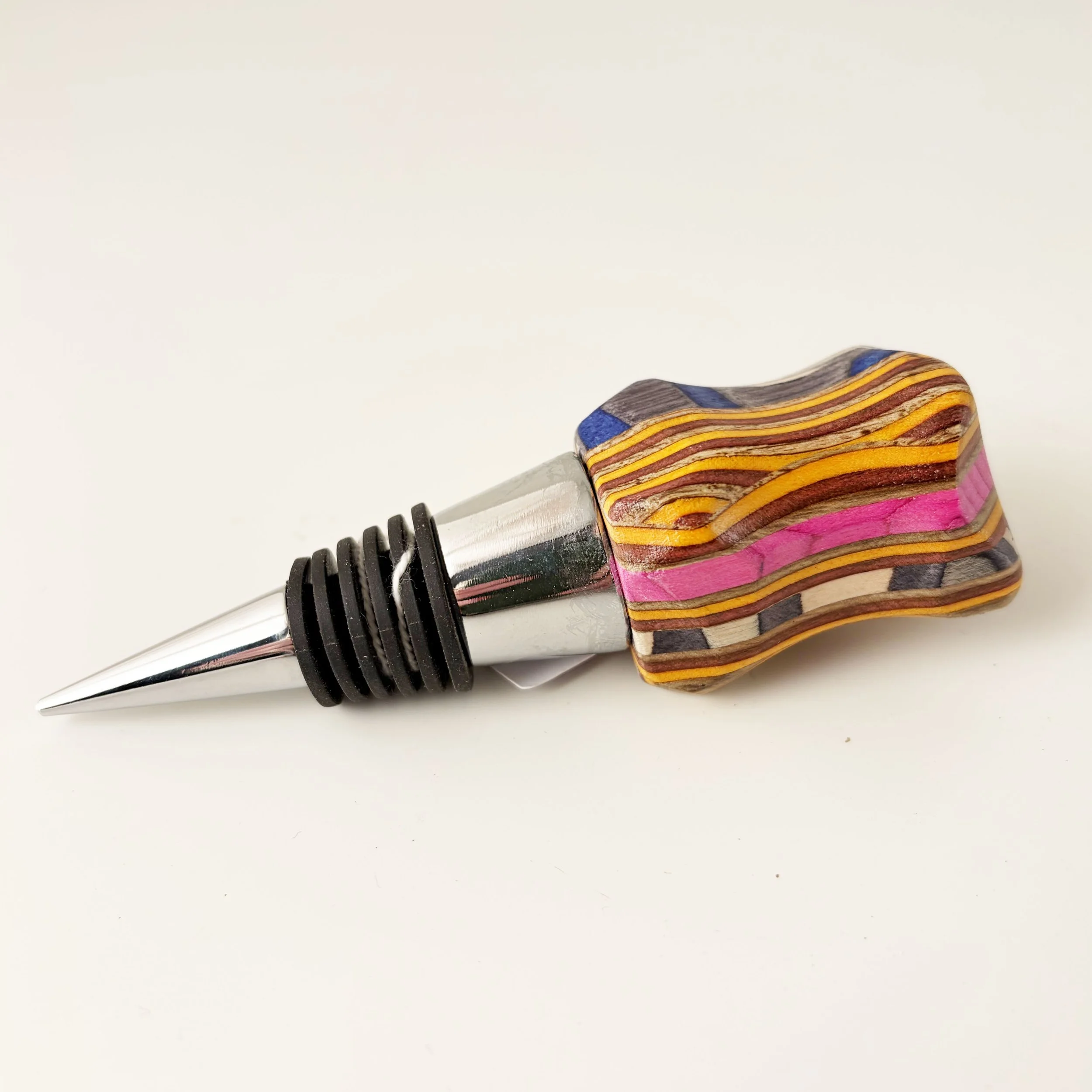 wooden-bottle-stopper-laminated-coloured-veneers.jpg
