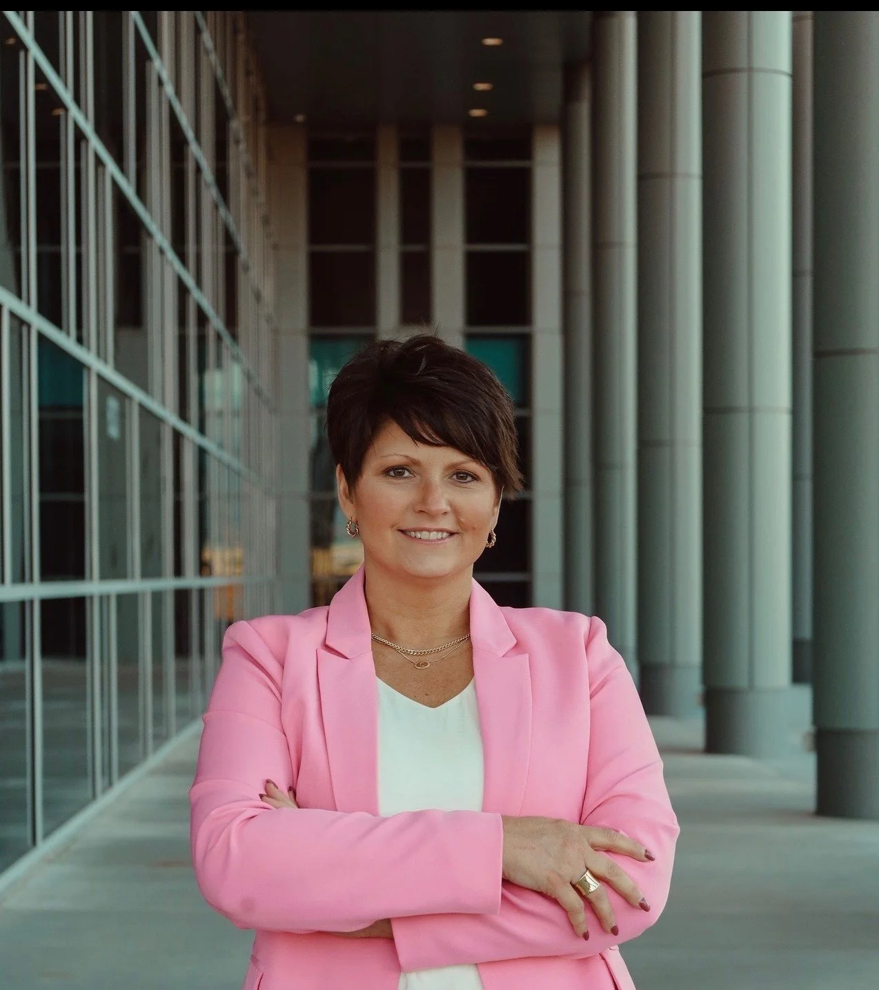 Kimberly Clinton standing in front of the Jasper County Courthouse