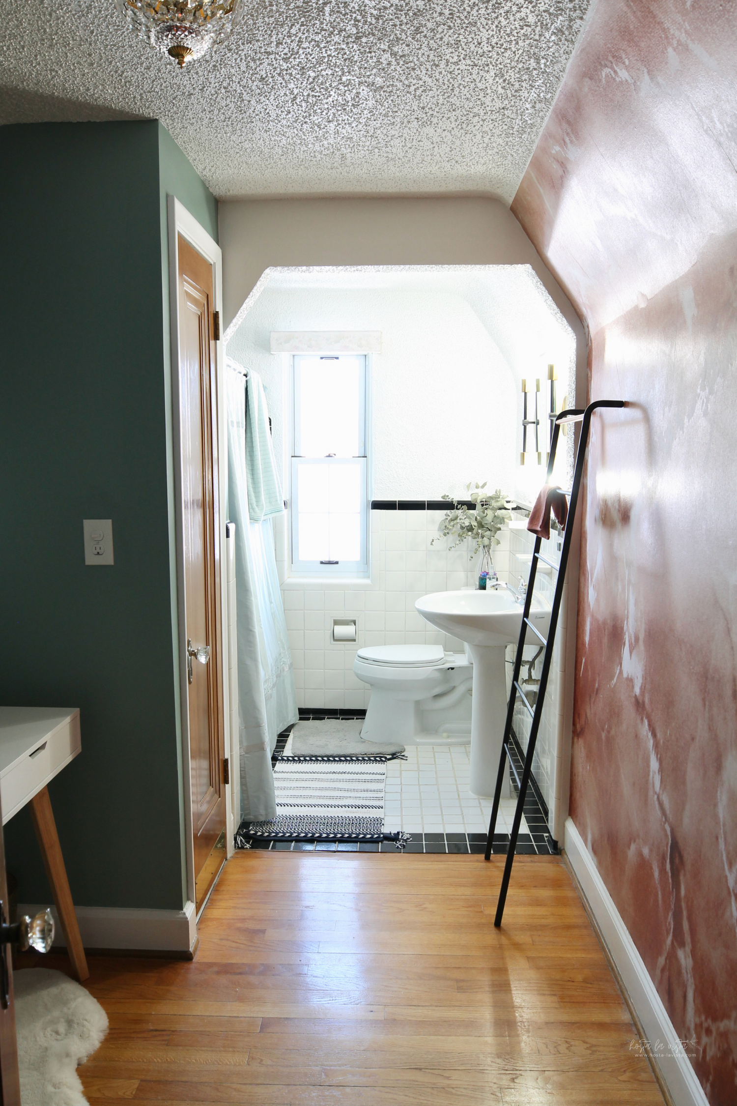 hosta-lavista-glam-bathroom-marble-wallpaper-3.png