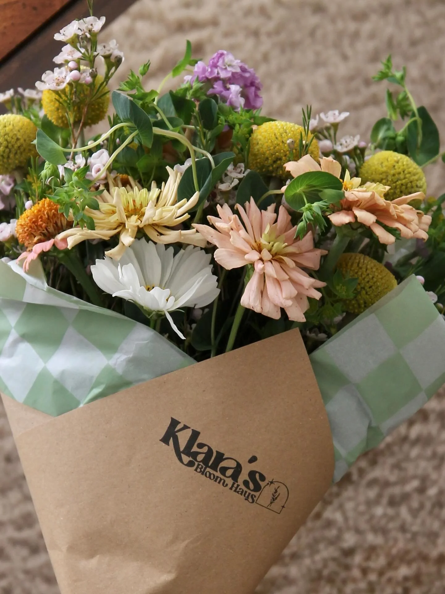 A playful mix of craspedia (those happy yellow spheres), garden zinnias + stock, and blush waxflowers. ✨🦩

At Klara&rsquo;s Bloom Haus, we create floral designs that feel full of life and personality, ideal for any event, big or small.

📍Metro Detr