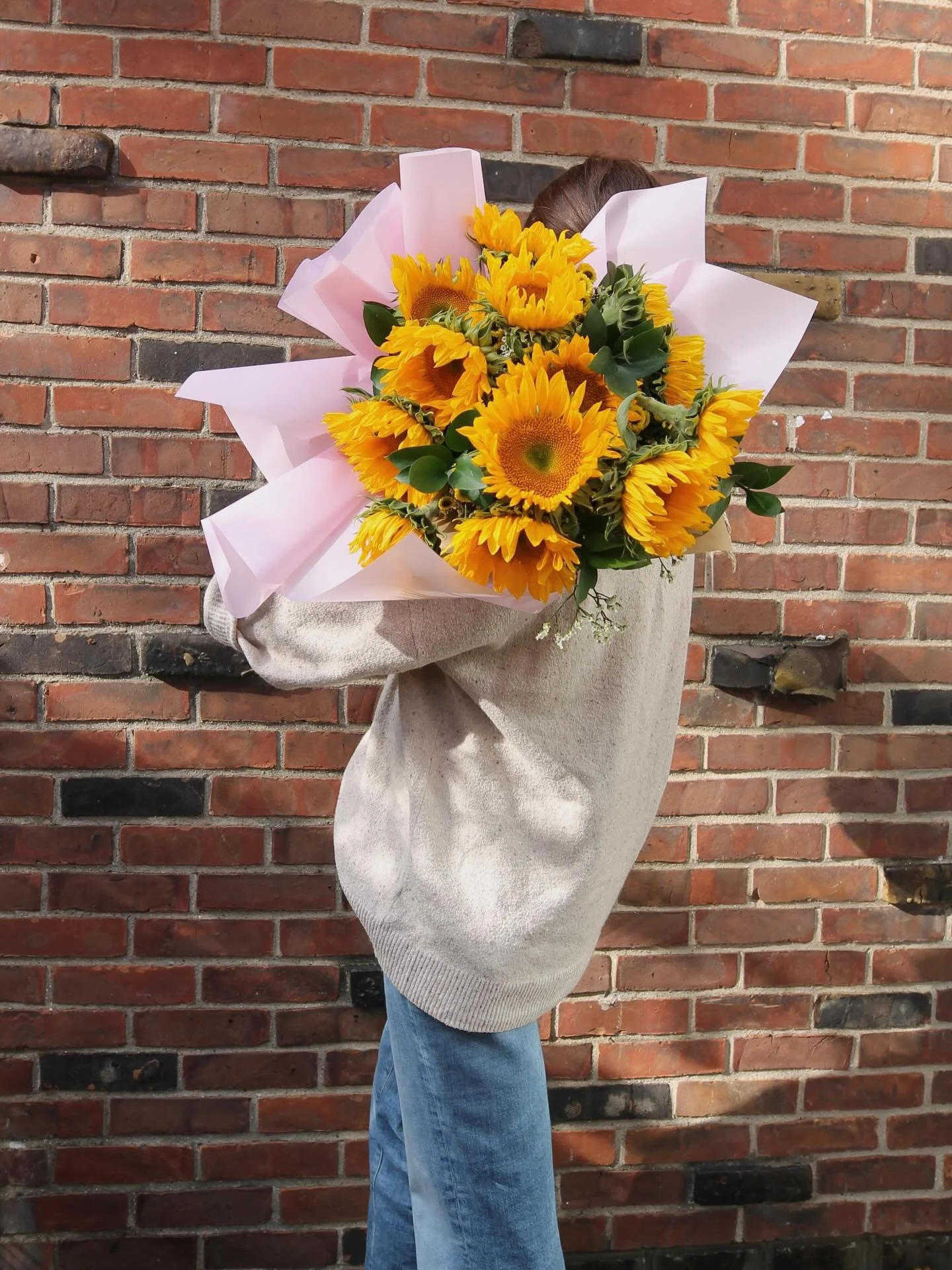 Brighten someone&rsquo;s day with a fresh, hand-crafted bouquet&mdash;made with love, color, and the prettiest seasonal blooms. 💐

📩 DM us to order your custom bouquet
🌸 #flowerlovers #bouquetoftheday #detroitflorist