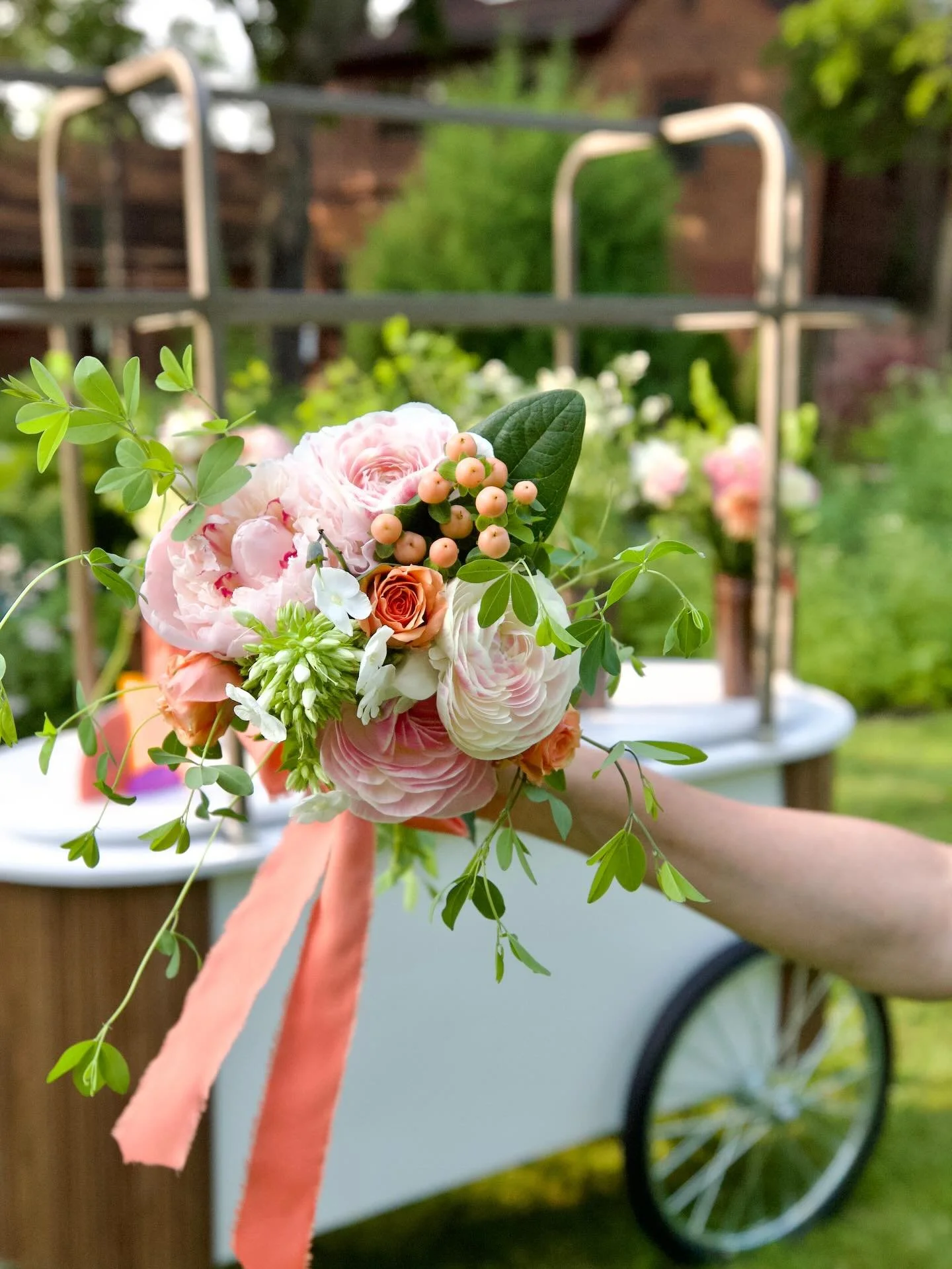 💐✨ DIY brides &mdash; this one&rsquo;s for you ✨💐

Create your bridesmaids&rsquo; bouquets before the wedding or day-of with our Flower Cart.

&bull; Fresh, seasonal blooms in your wedding palette
&bull; Custom wraps &amp; ribbons for a cohesive lo