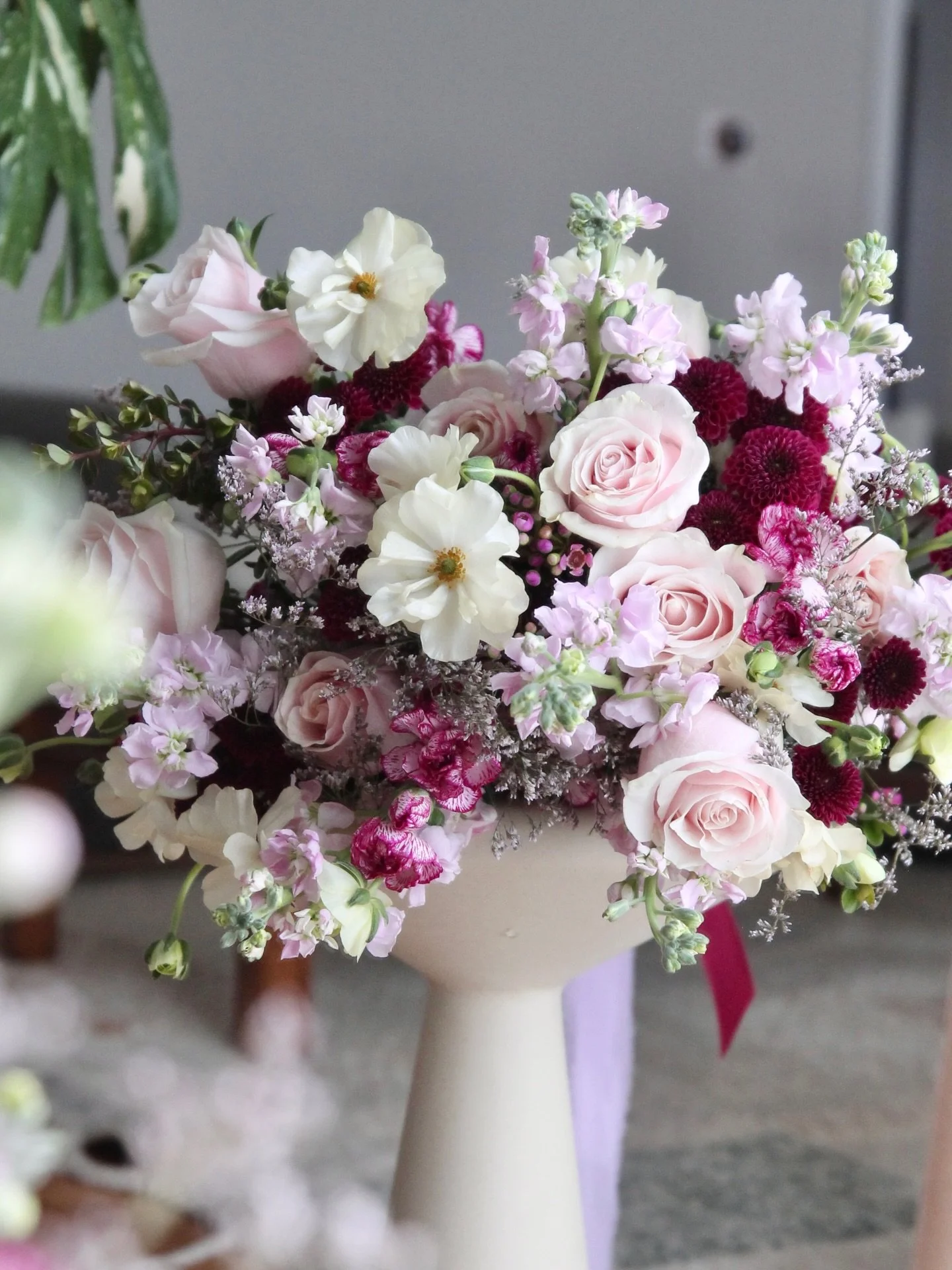 Obsessing over this soft, winter palette 💕

💌 Made to order. Link in bio

.
.
.

#gardentextures
#romanticflorals
#floraldesignstudio
#quietluxuryaesthetic
#bouquetinspo