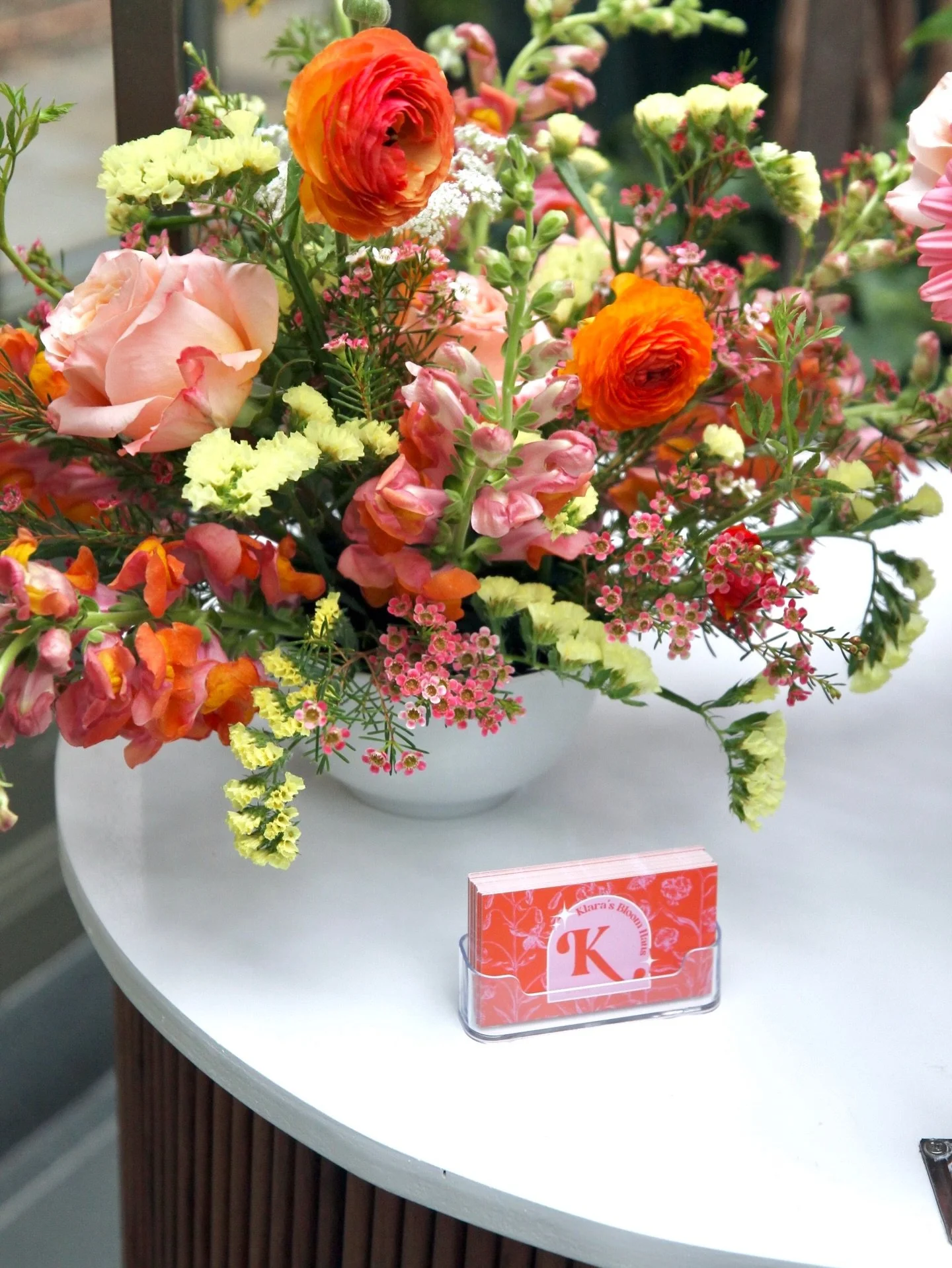 Peach roses, orange ranunculus, snapdragons, and the softest whisp of wax flowers - the perfect mix for a shower, wedding, or any table that deserves a moment.

Planning something special? 
💌 reach out and we&rsquo;ll start designing your dream flow