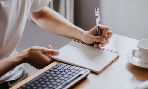 Entrepreneur delegating administrative tasks to a virtual assistant to improve productivity and business growth