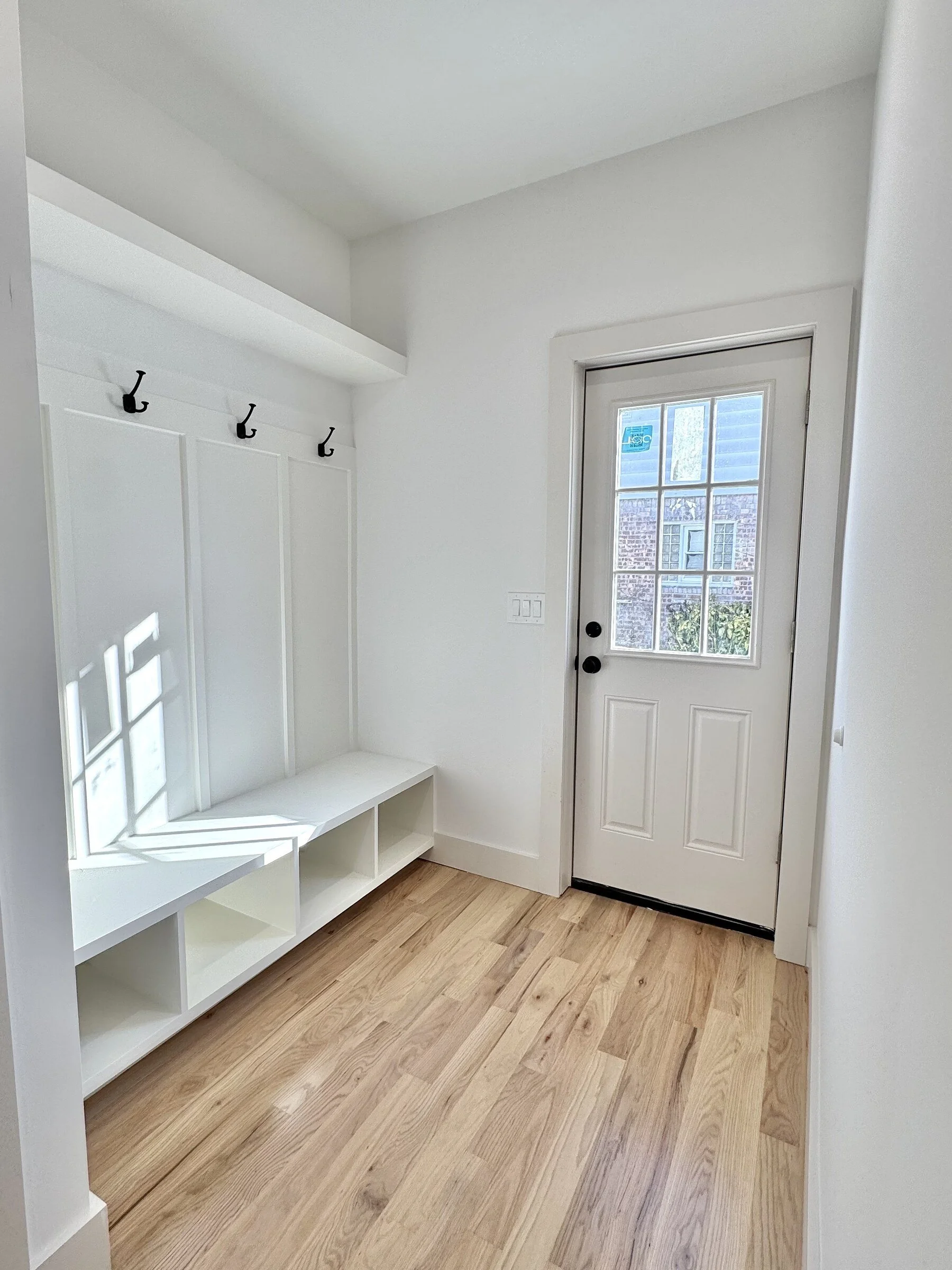 woodland-road-28-mudroom-built-in-bench.jpg