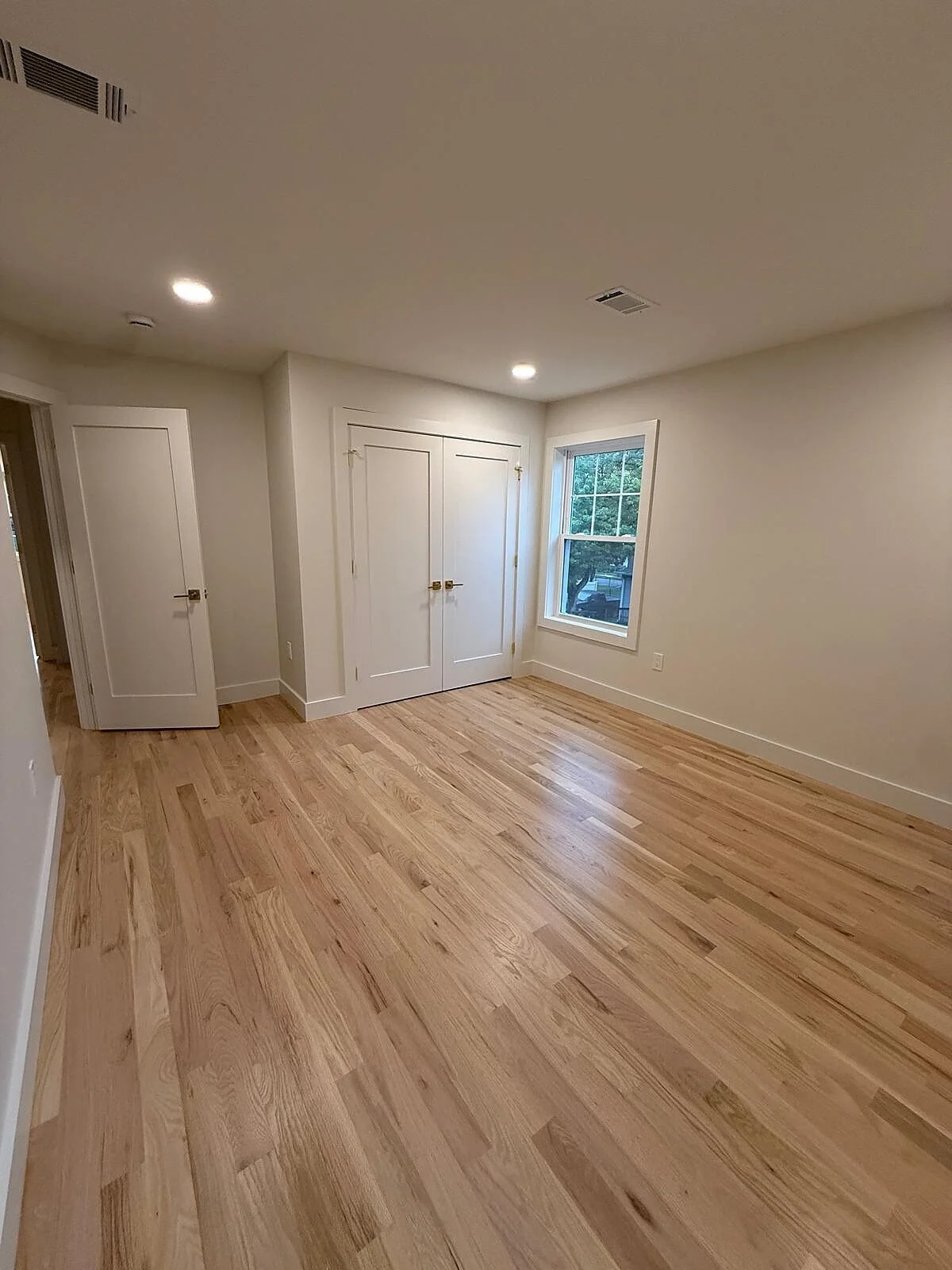 queens-court-07-bedroom-hardwood-double-closet.jpg