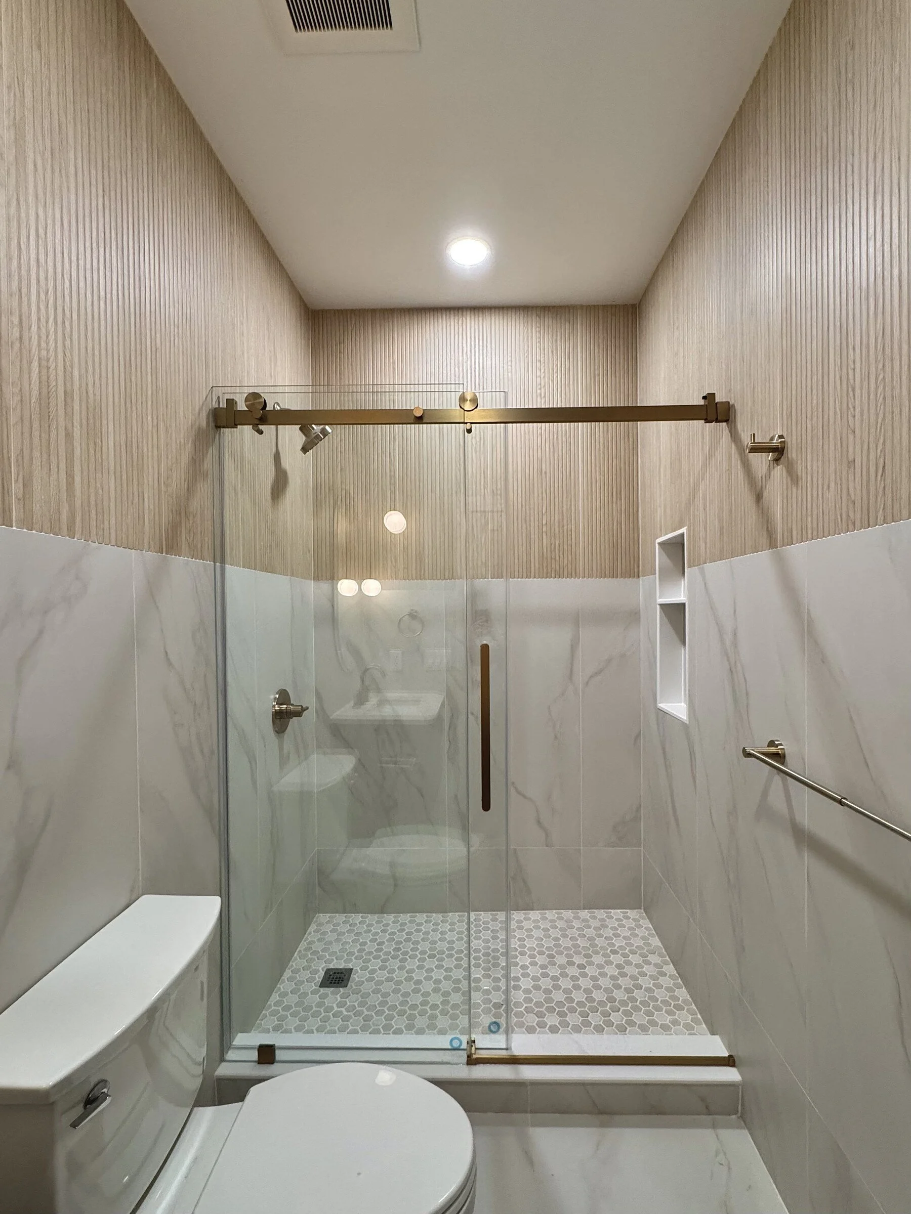 woodland-road-23-guest-shower-glass-herringbone-pan.jpg