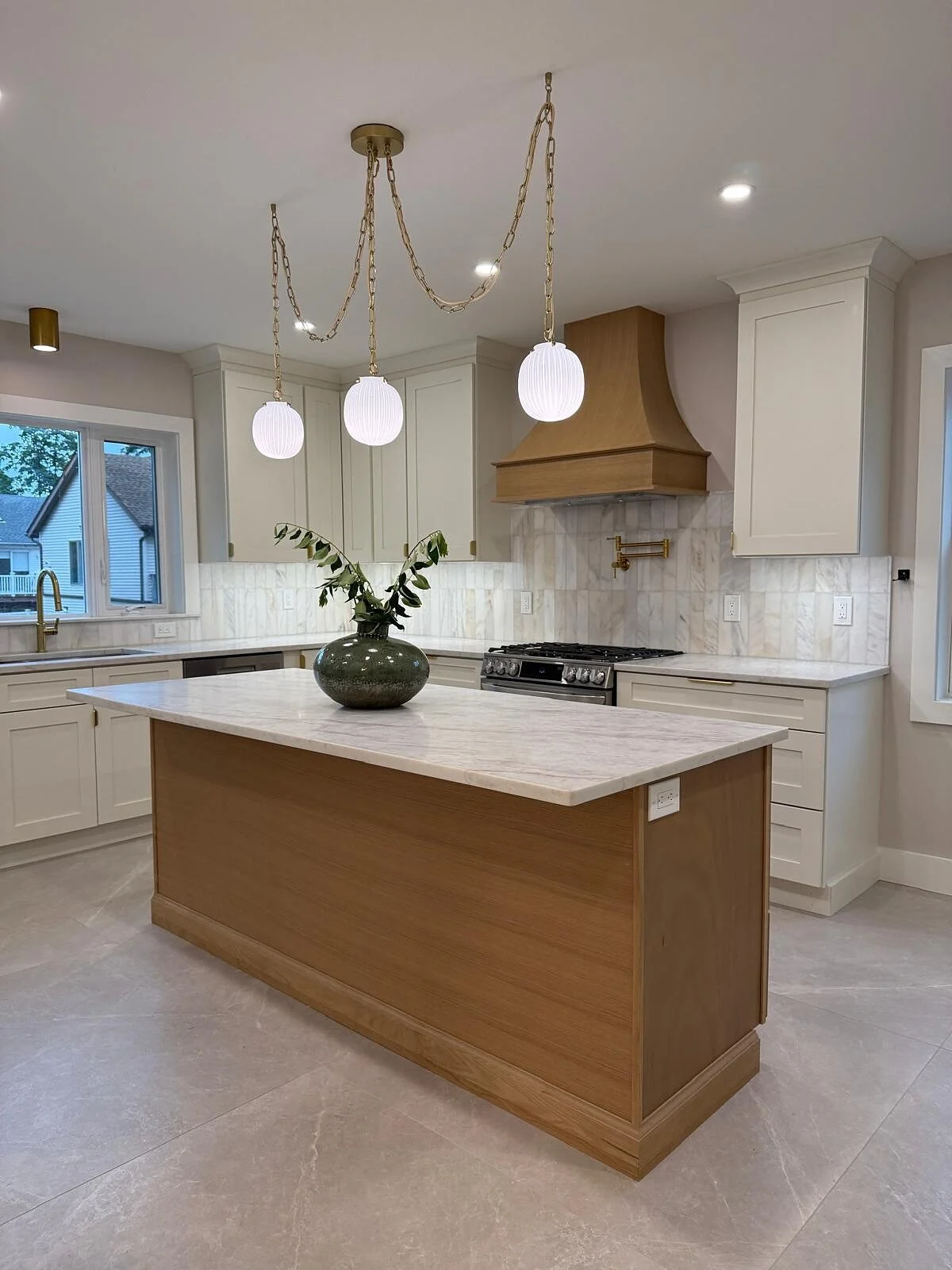 queens-court-03-kitchen-island-range-wall-backsplash.jpg