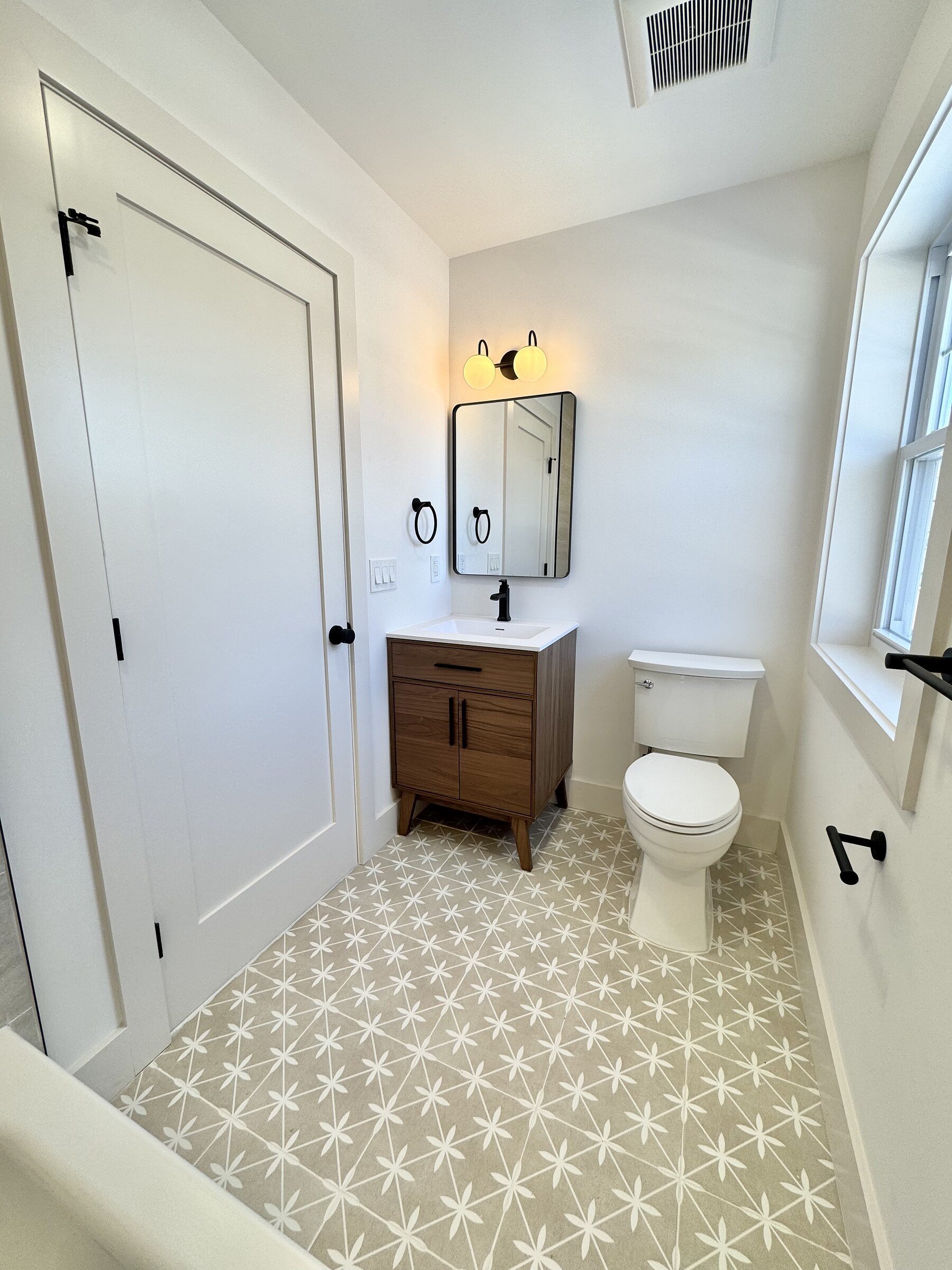 woodland-road-22-guest-bath-patterned-floor-wide.jpg