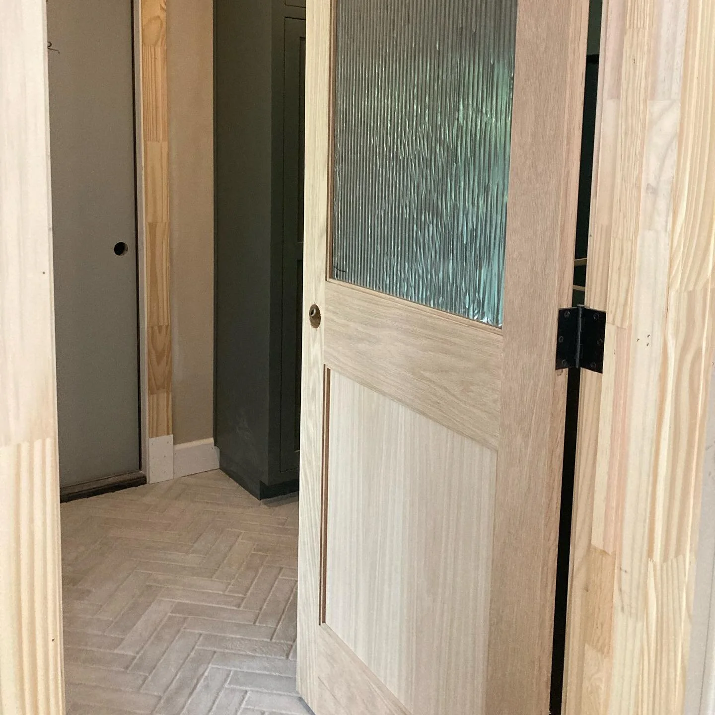 More details slowly coming together. I am in love with these oak doors with reeded glass, among other things&hellip; Testing stain samples because next week the painting and staining commences! 

#allinthedetails #kcdesigner #leawoodcharmer #fixerupp