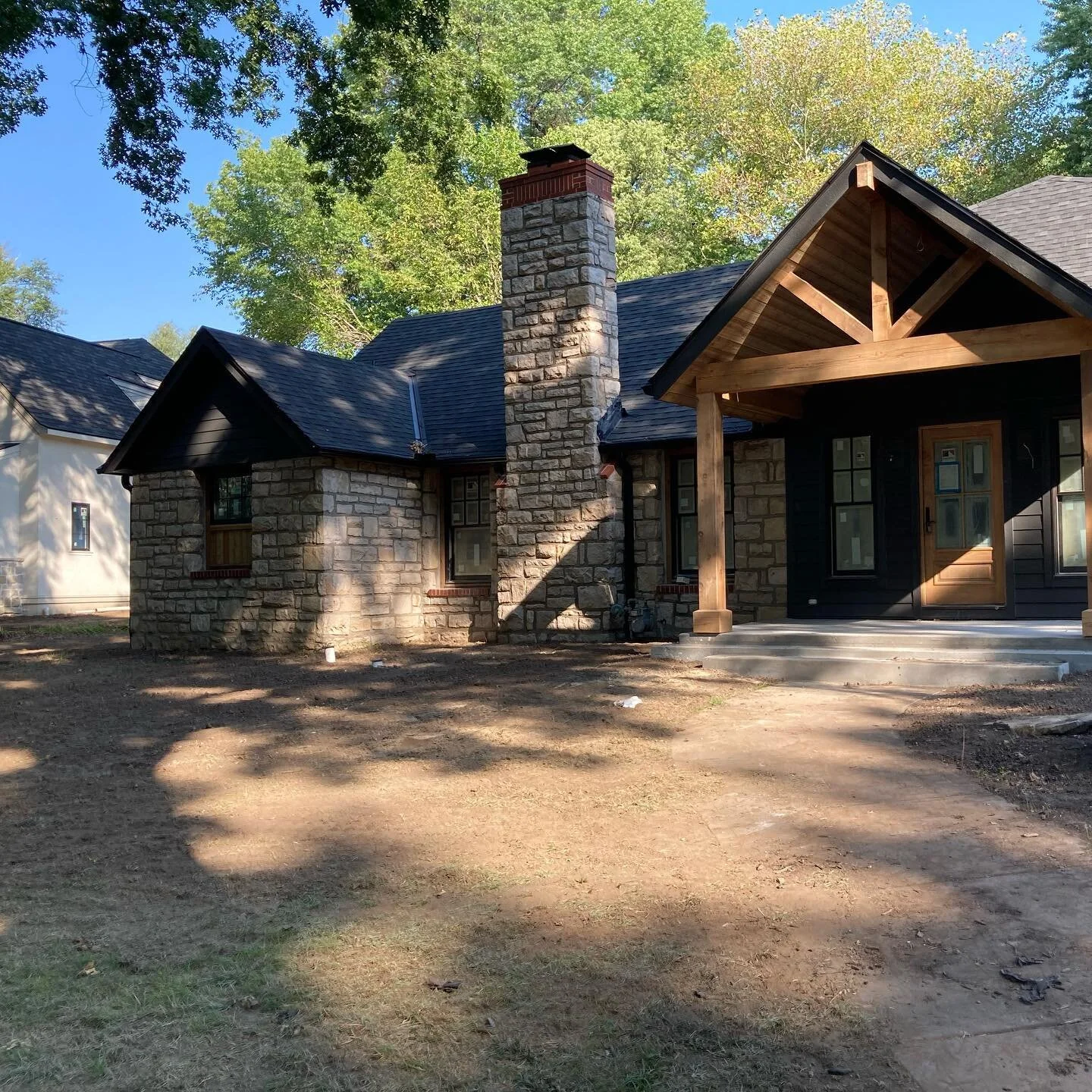 Lots of progress at the house in the last week! Our entire yard was overhauled, our original floors refinished, wood tops/cabinetry modifications happened, and more pretty! 

#leawoodcharmer