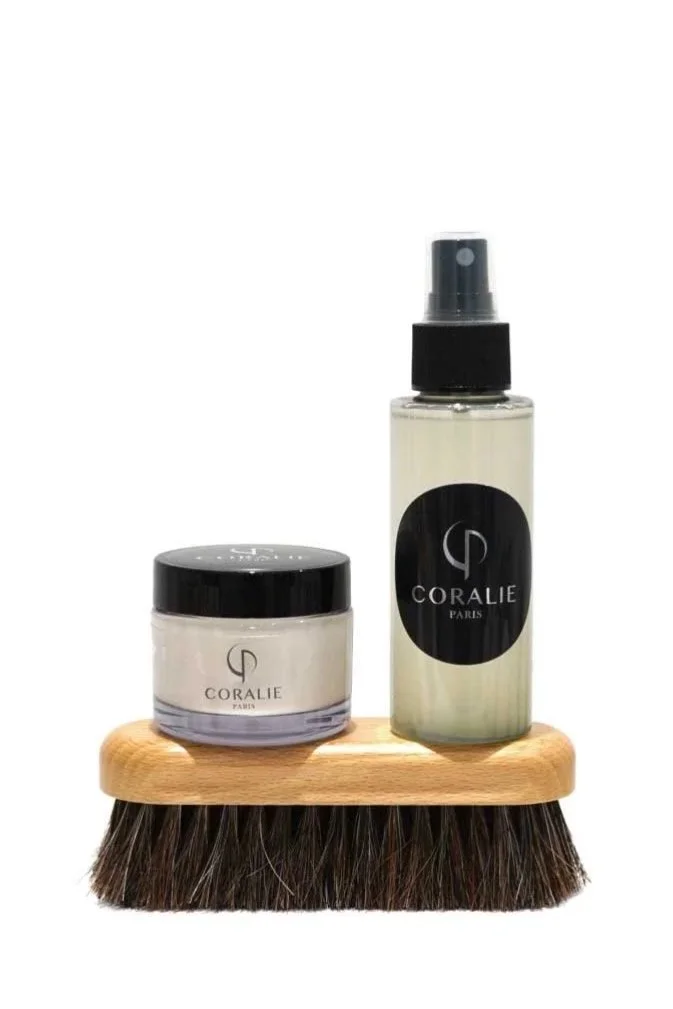 Deux produits de nettoyage ou de cosmétique sur une brosse en bois, un flacon spray et un pot, tous deux portant le logo CORALIE PARIS.