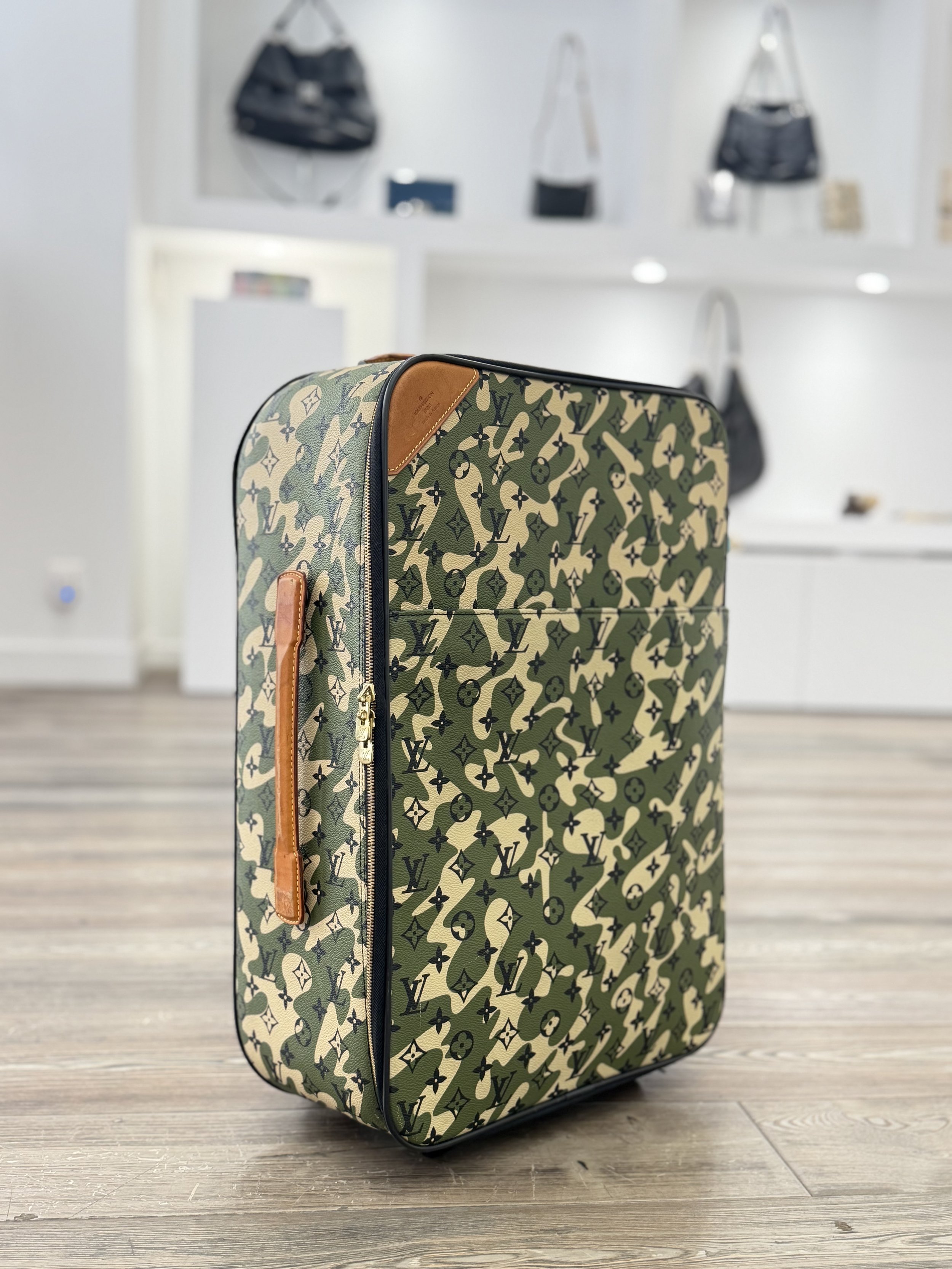 BONNE AFFAIRE - Valise Louis Vuitton Monogramouflage – Édition Limitée – Seconde main
