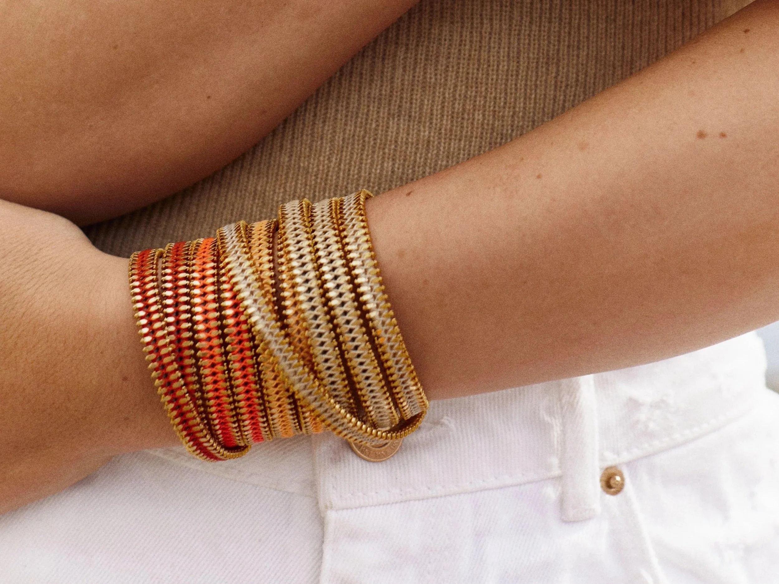 Poignet avec plusieurs bracelets en fils de soie by Coralie-Paris.