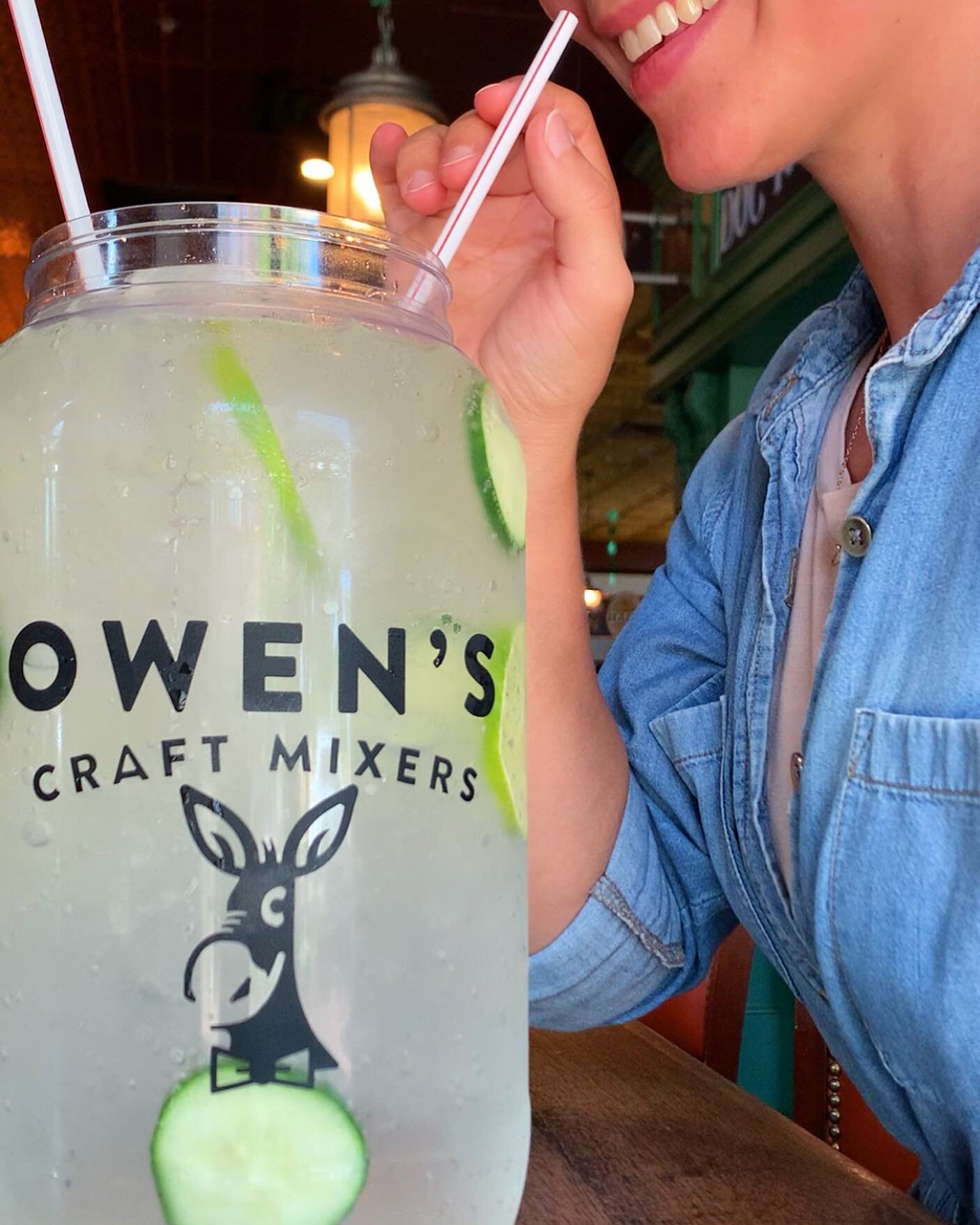 It&rsquo;s Thursday and we&rsquo;re thirsty! A Mega Mason Jar Cocktail with @owensmixers is the best cure for Thirsty Thursday! 😋

#thursday #thursdayvibes #thirstythursday #owensmixers #cucumbermint #cocktails #masonjar #irishpub #publife #pubfood 