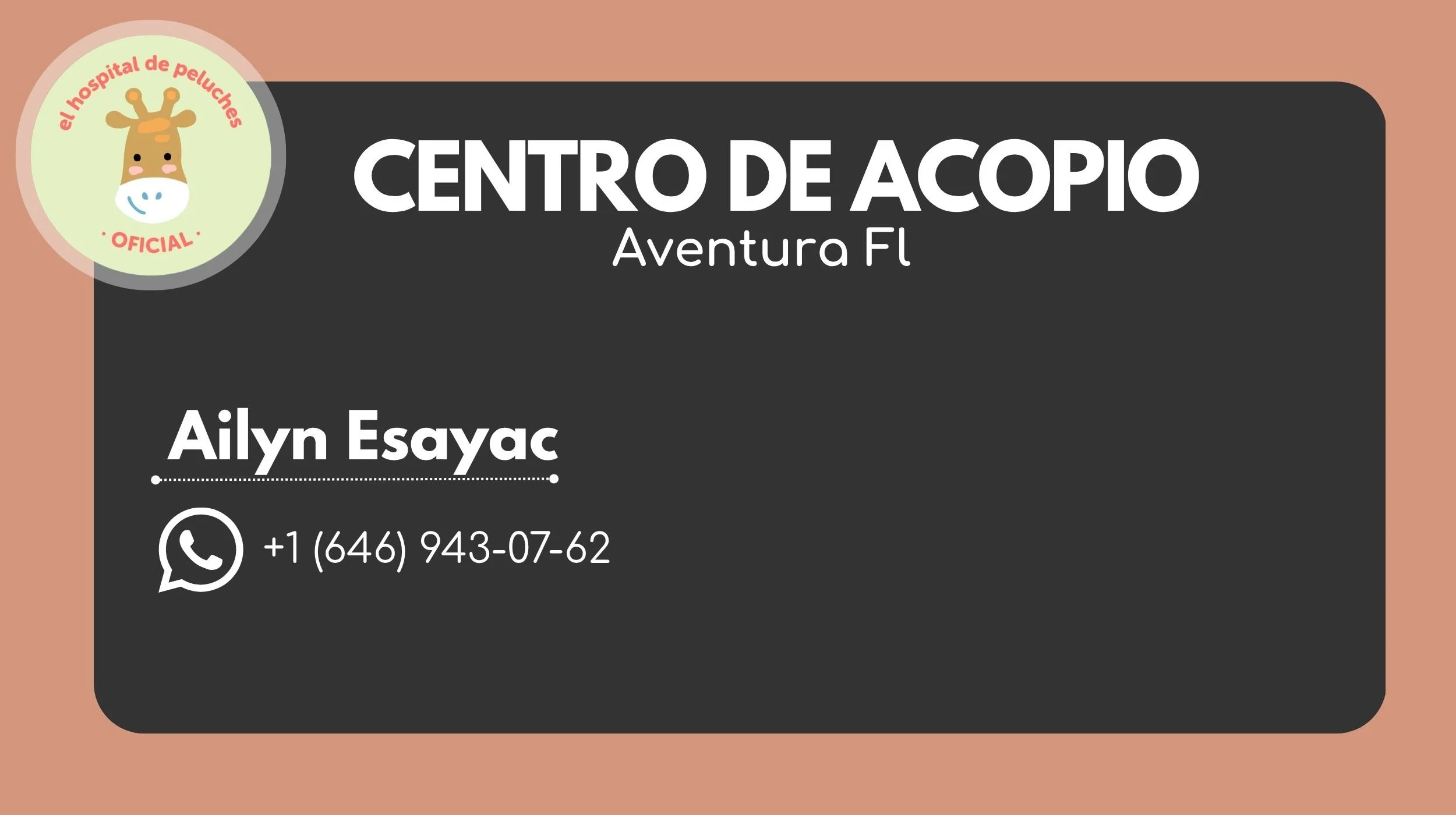 Tarjeta de contacto de un centro de acopio llamado 'el hospital de peluches'. Incluye un logo con una jirafa y número de teléfono, con fondo en tonos nectáreo y gris oscuro.