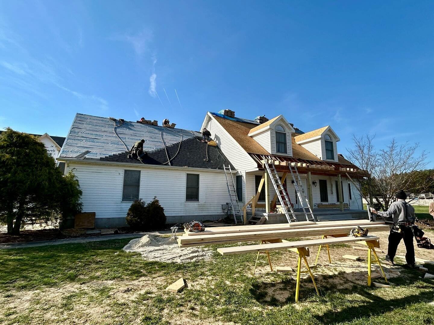 Transforming houses into dream homes, one renovation at a time! 🏡 ✨ Swipe to check out the progress on this remodel in Lewes! 

🔨 Removed the existing detached garage roof &amp; added a garage bay
🏡 Transforming garage into a guest suite complete 