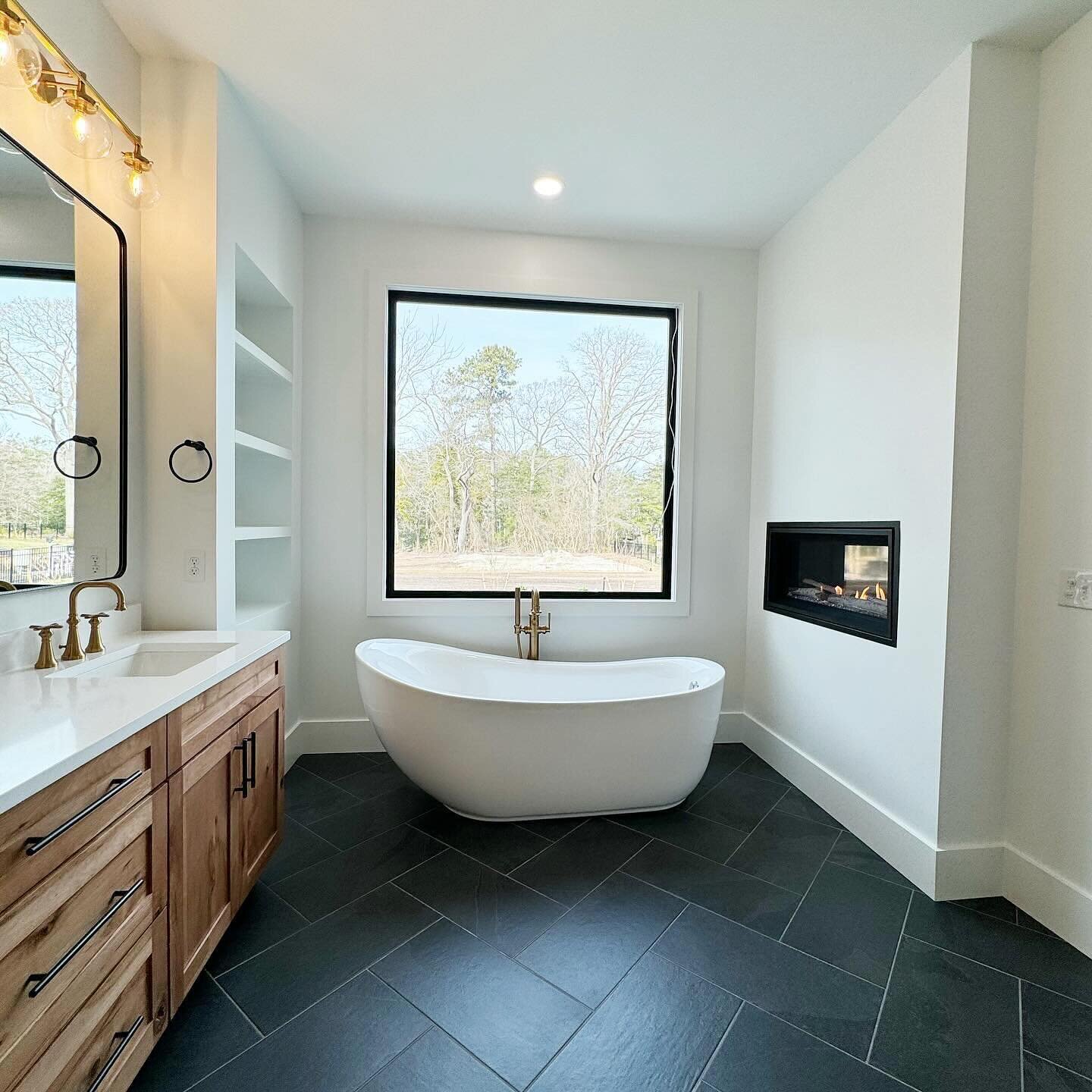 What are some must haves in your dream bathroom space? ✨ 🚿 You dream it, we&rsquo;ll build it! 
#SaviniCustomHomes #DreamBathroom