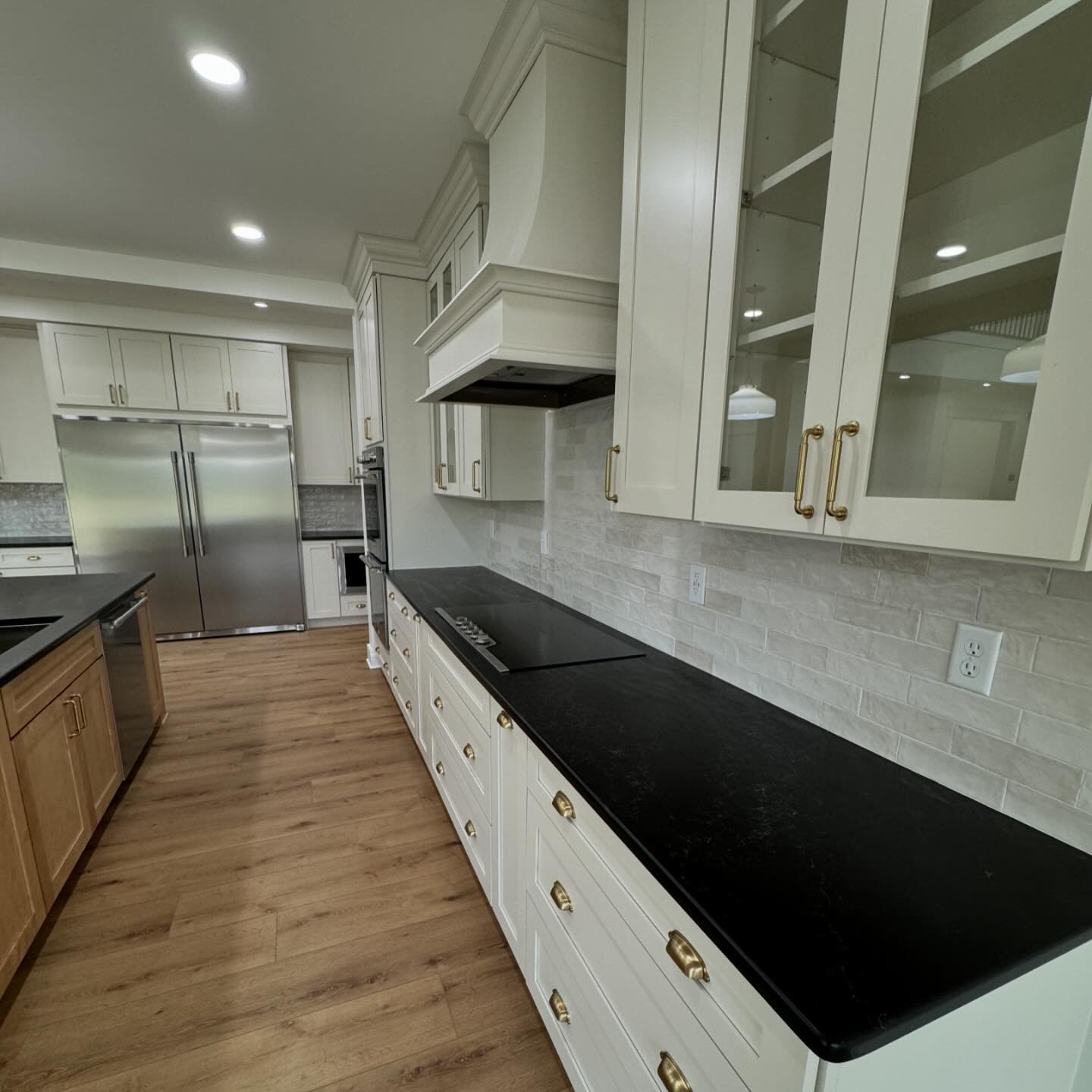 Kitchens are the heart of the home and we love designs that bring people together. What is in your dream kitchen? What signature meal are you preparing in a gorgeous space like this one?🍴 ✨ 
.
#savinicustomhomes #kitchendesign #customkitchen #kitche