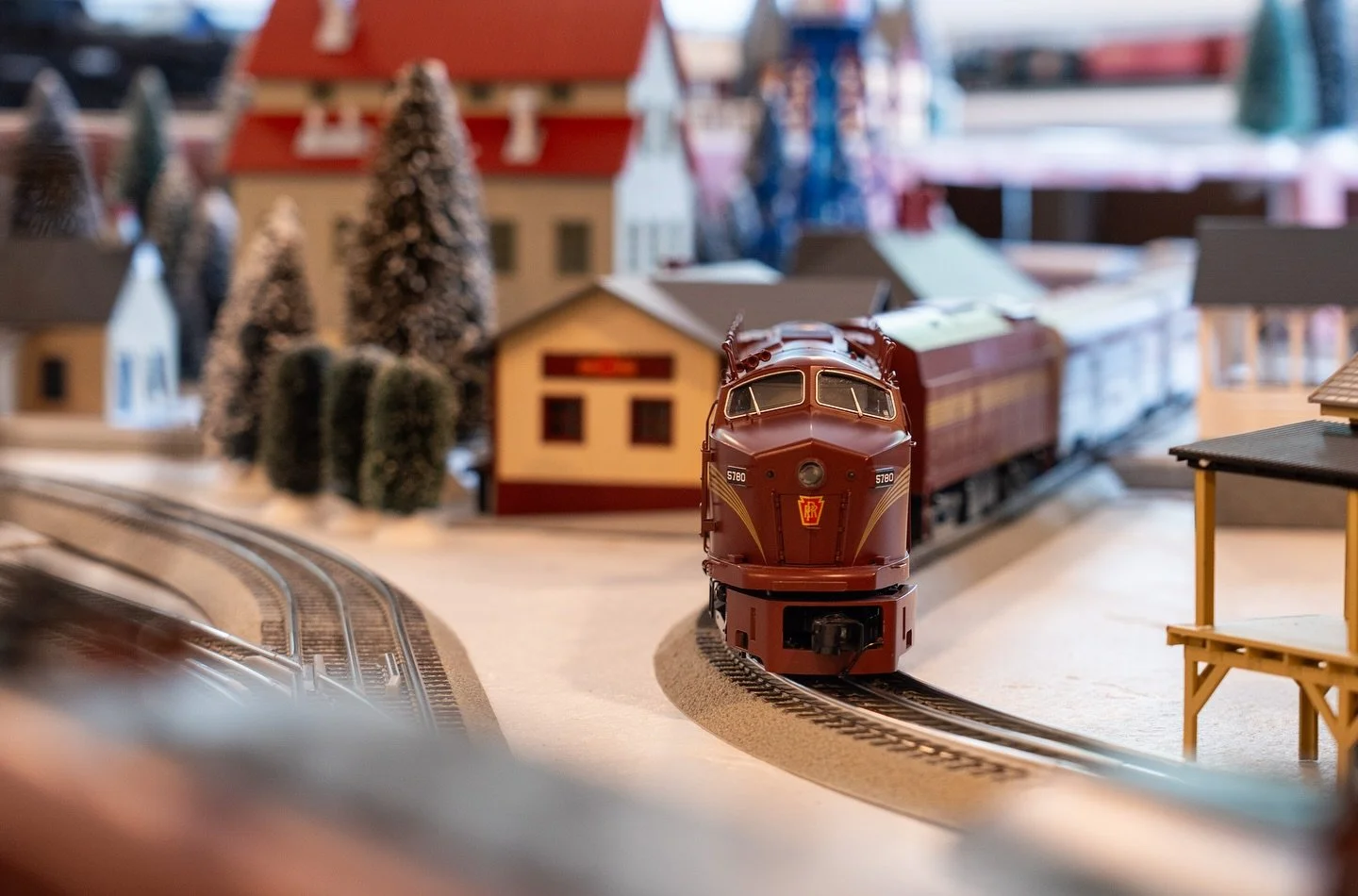 🚂 Every detail of this custom train room was designed for one thing: to bring a lifelong hobby to life at home. From layout to lighting, it’s proof that custom means custom — if you can dream it, we’ll find a way to build it.
✨ Wh