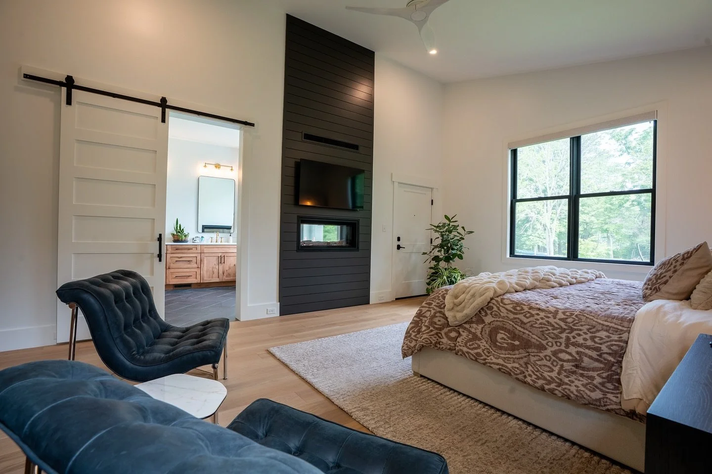 Cozy season is here, and this primary suite is ready for it&mdash;complete with a garden tub and a double-sided fireplace. 🔥

At Savini Custom Homes, we build the kind of home that becomes your favorite place to be.