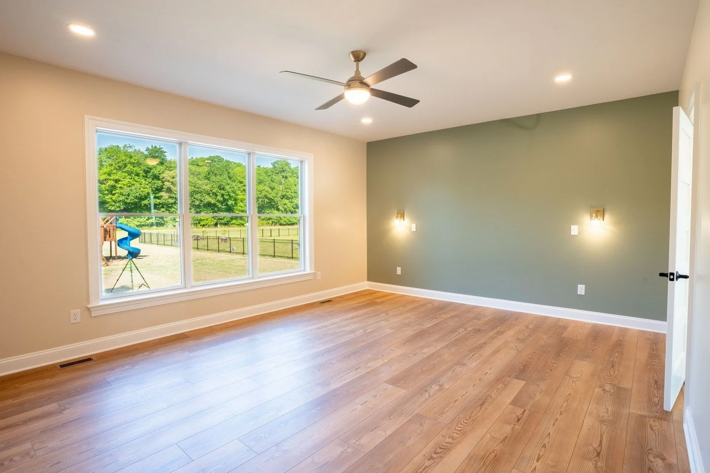 The beauty of this primary suite is all in the details! What do you love the most? 

Swipe through for a closer look!

⁠
#SaviniCustomHomes #PrimarySuite #CustomHomes #WhereCustomMeansCustom