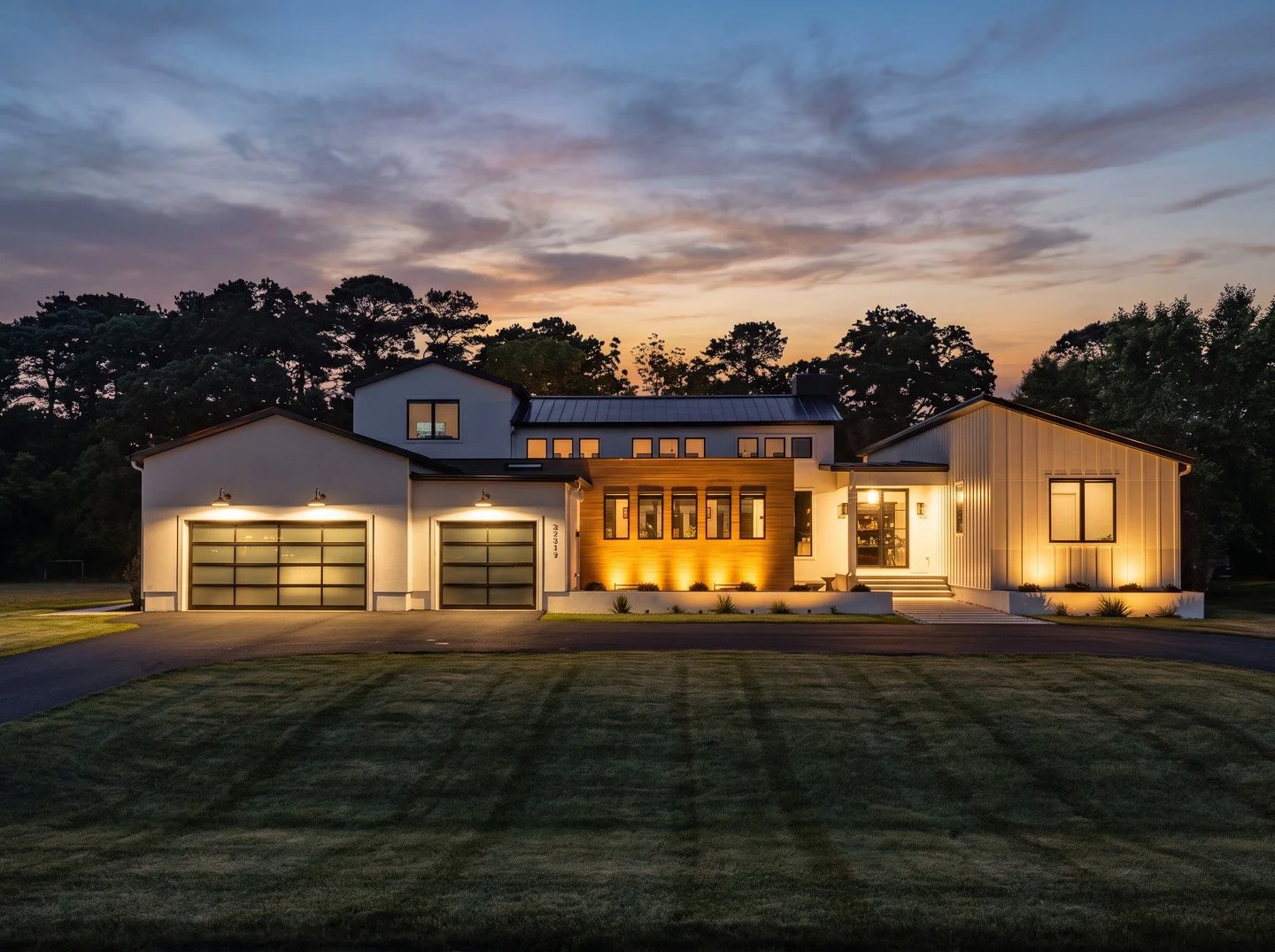 The days are getting shorter.⁠
⁠
How would you like to come home to this?⁠
⁠
#SaviniCustomHomes #WhereCustomMeansCustom