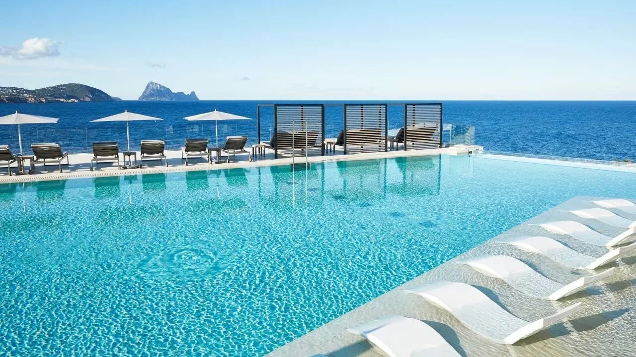 IBZDH-P0110-Infinity-Pool-Island.16x9.adapt.1280.720.jpeg