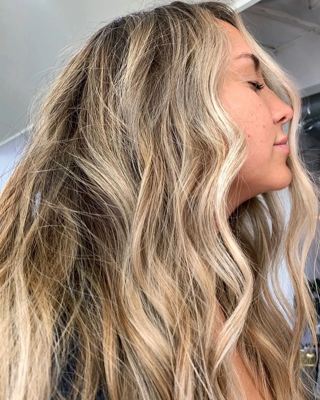 Obsessing over this before and after🌶💥 

Our goals were: 
1. Brightness 
2. Deep pockets of depth 

I would say we killed it!! Also, how beautiful is she??

🦋Swipe for her before🦋

#stylebyrebekah #wheelerdavisbeauty #beachwashed #ocinfluencer #l