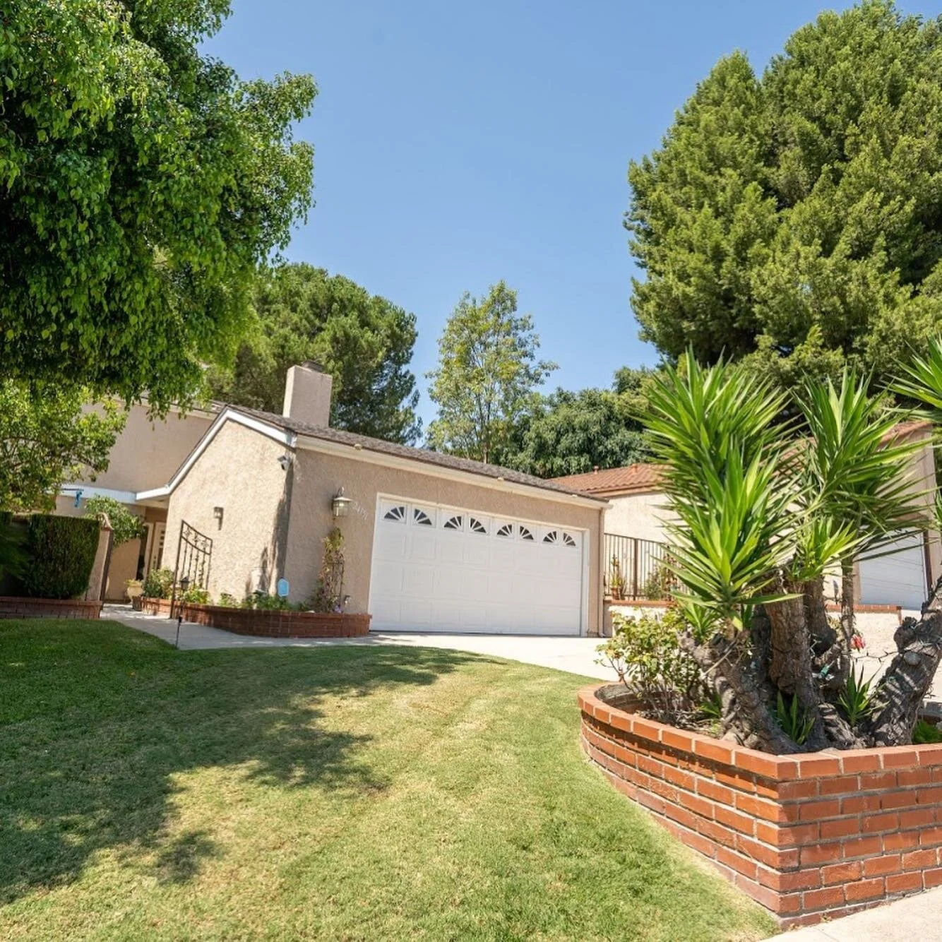 This beautiful home in Mission Viejo was just listed! Turn key property with fantastic amenities. Contact the amazing @sophie_meht_realestate for showings!

Pleasure working with her on this property as we assisted with the photos &amp; virtual tour.
