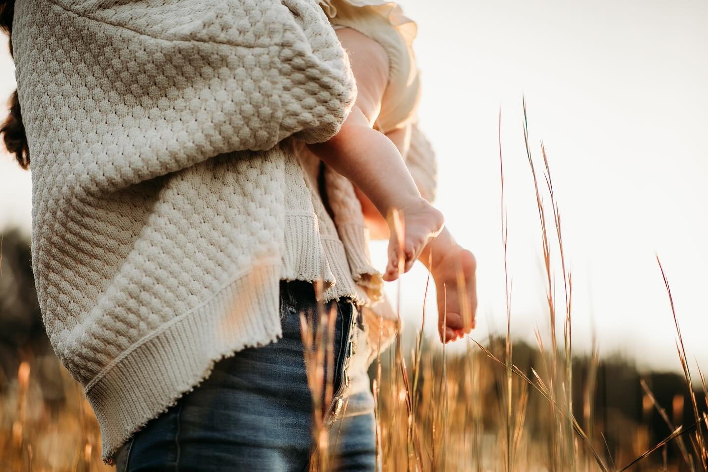 im so ready for golden hour sessions! winter and the first of spring have been so blahhhhh &amp; rainy . whose with me 🙋🏼&zwj;♀️
&mdash;
#chasinglight #goldenhourphotography #miltonphotographer #alpharettaphotographer #cummingphotographer