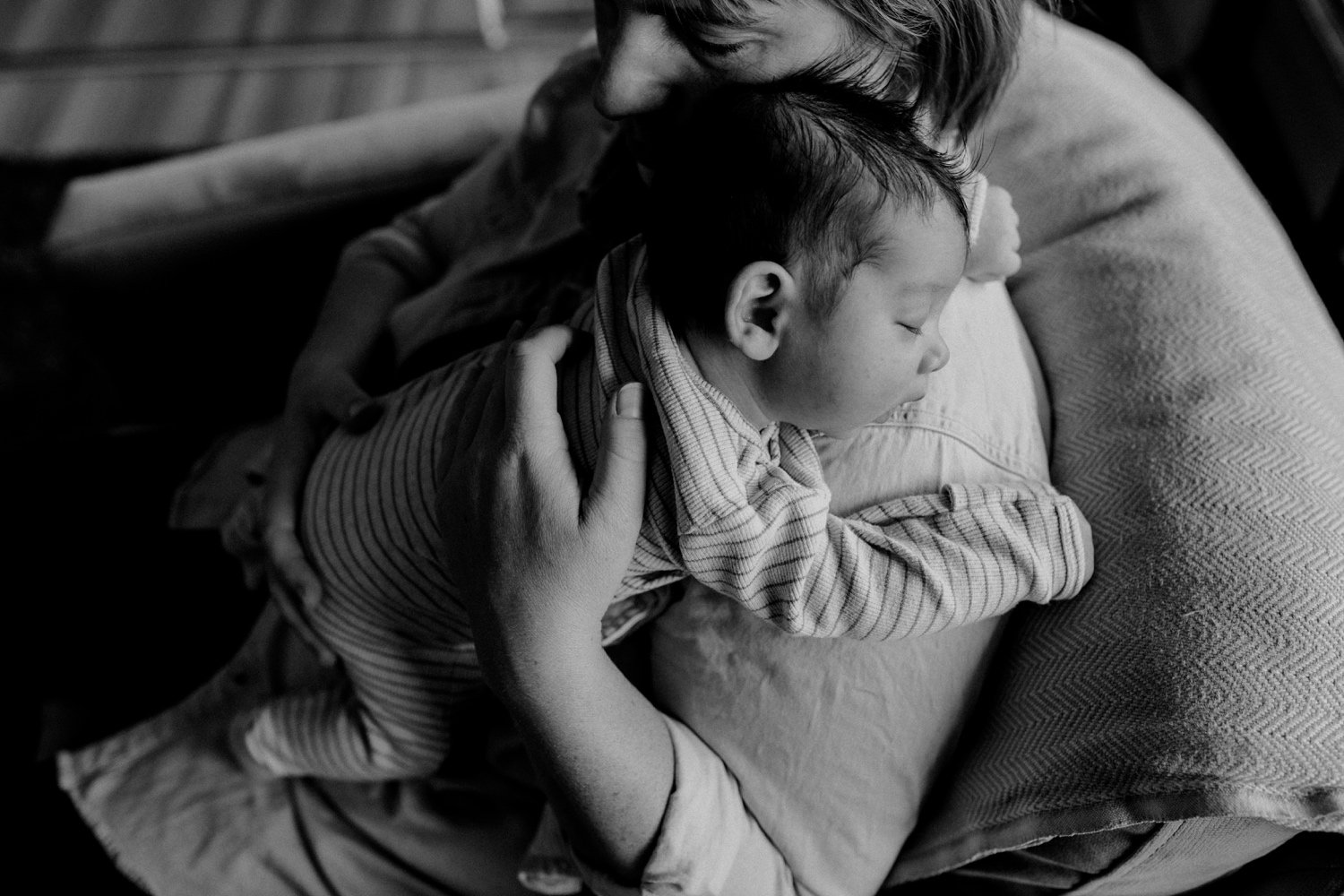 03_Photography_home_Family_BW_newborn_love.jpg