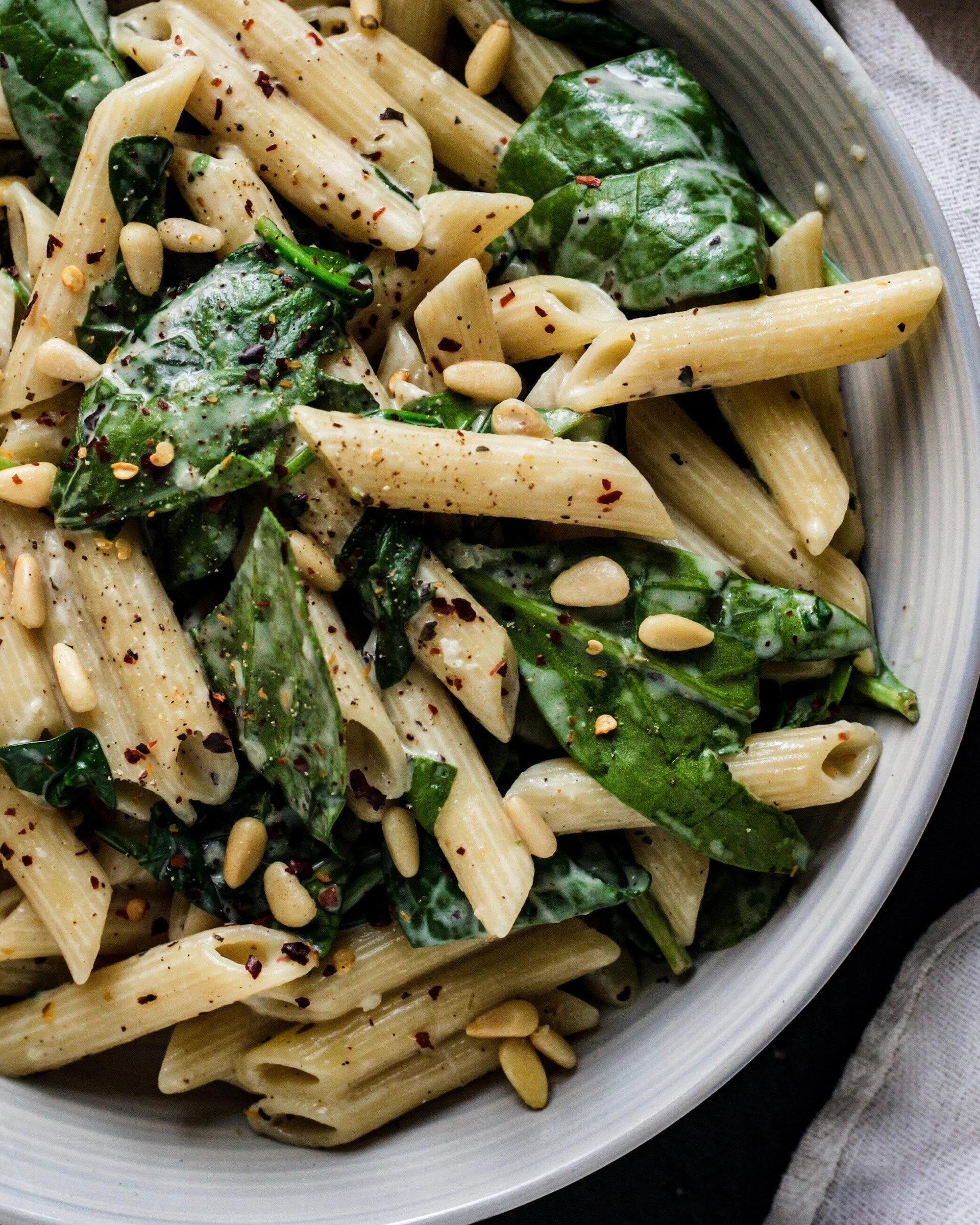 Creamy penne with spinach and leek 