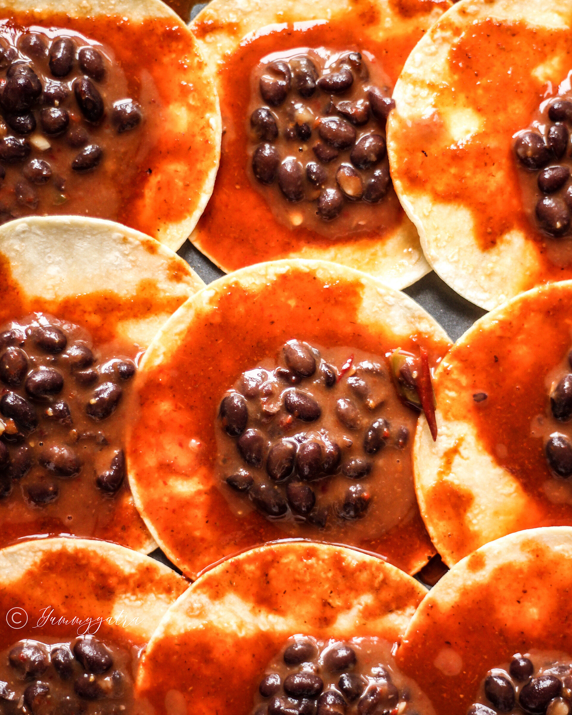 Black bean taco with spicy sauce 