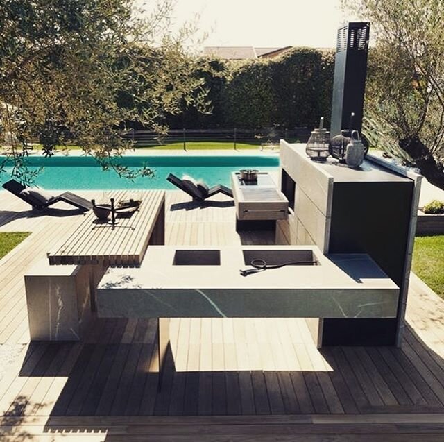 Que diriez-vous d&rsquo;un bon barbecue ce week-end ? Modulnova vous fait r&ecirc;ver avec un cuisine outdoor d&rsquo;une &eacute;l&eacute;gance ind&eacute;niable ! Bon week-end &agrave; tous... @modulnova #outdoors #weekend #weekendvibes #sunset #lu