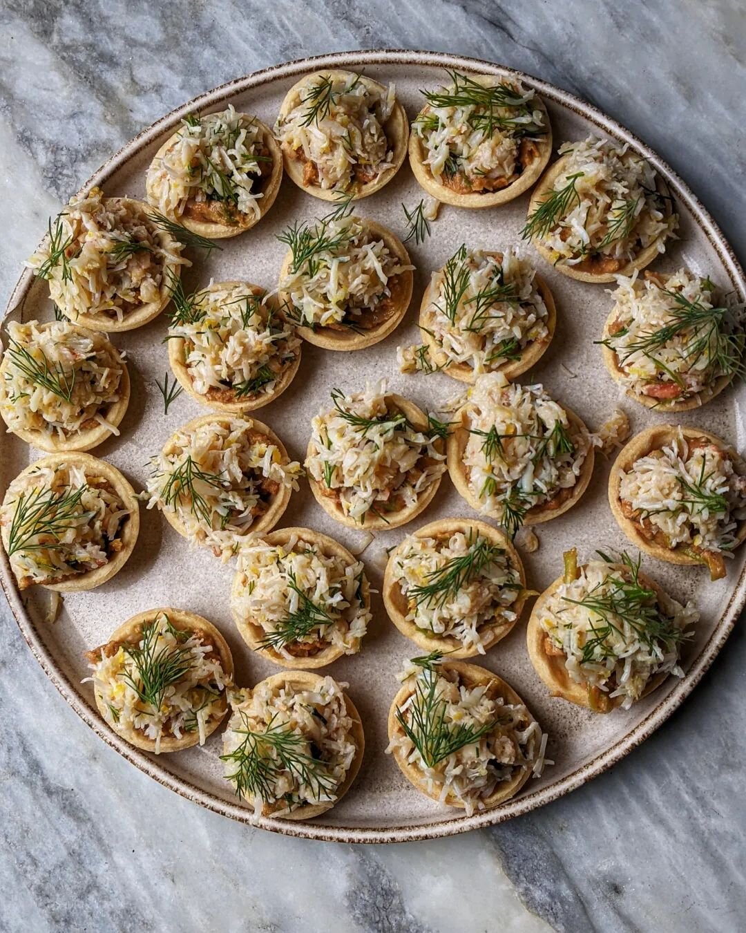 🦀 Canap&eacute; O'Clock 🦀 tartlets with a brown crab mayo base, with white crab, lemon and dill on top ✨